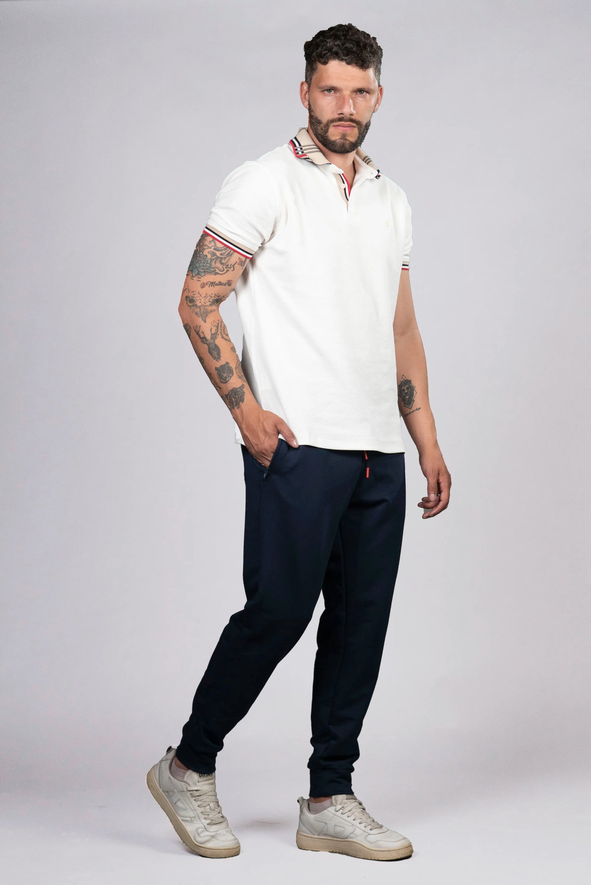 Jogger Azul Marino con Detalles en Rojo (Hombre)