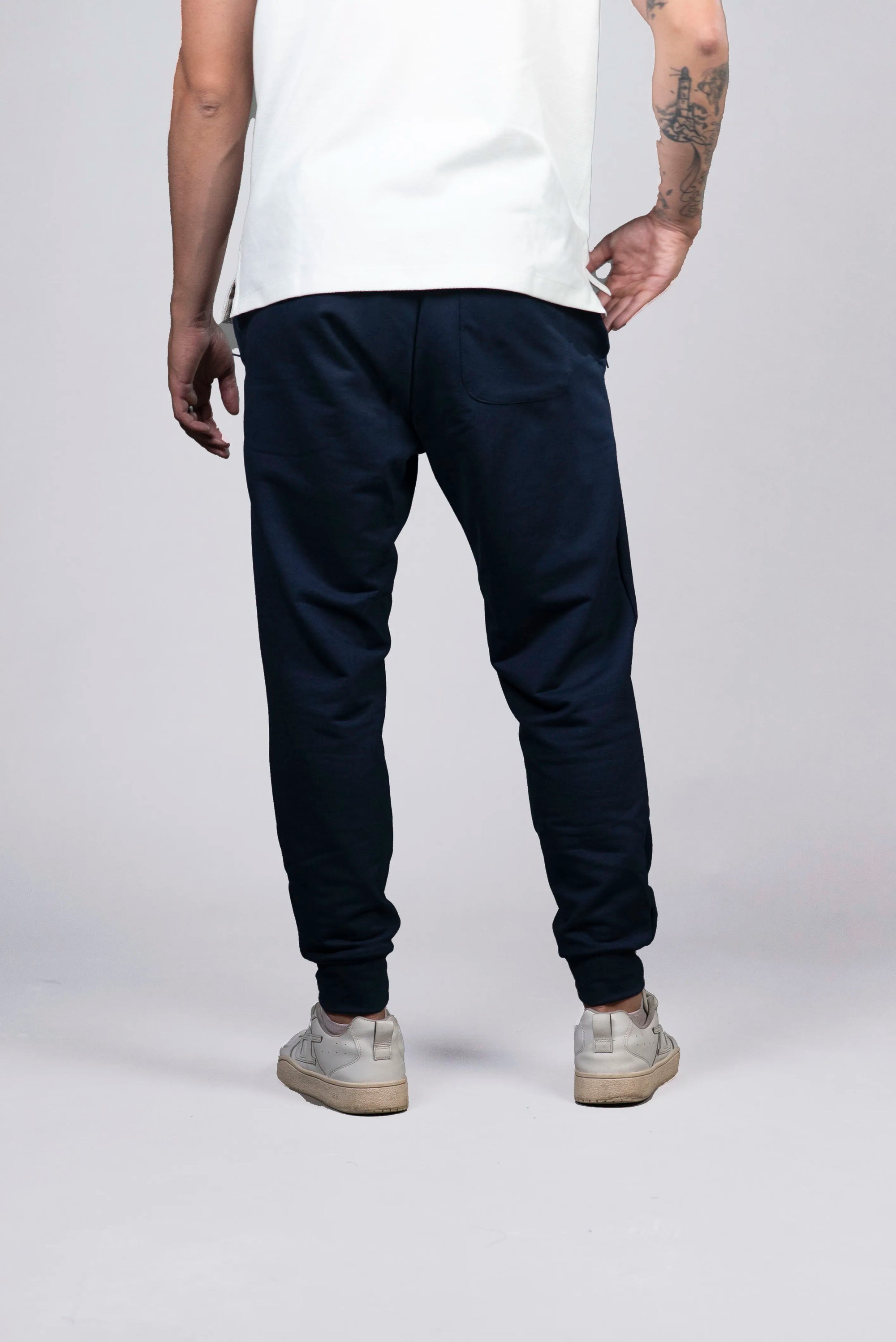 Jogger Azul Marino con Detalles en Rojo (Hombre)