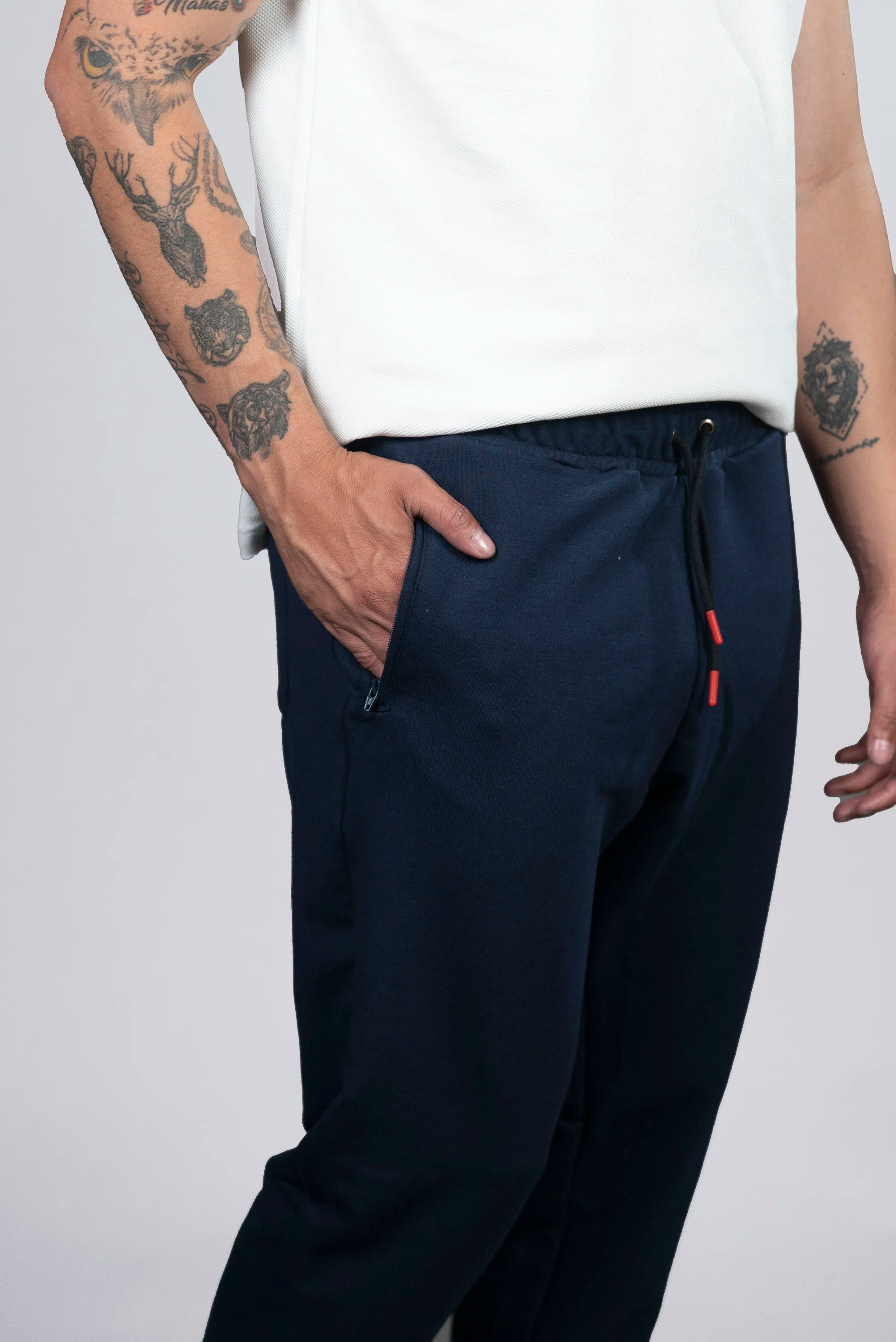 Jogger Azul Marino con Detalles en Rojo (Hombre)