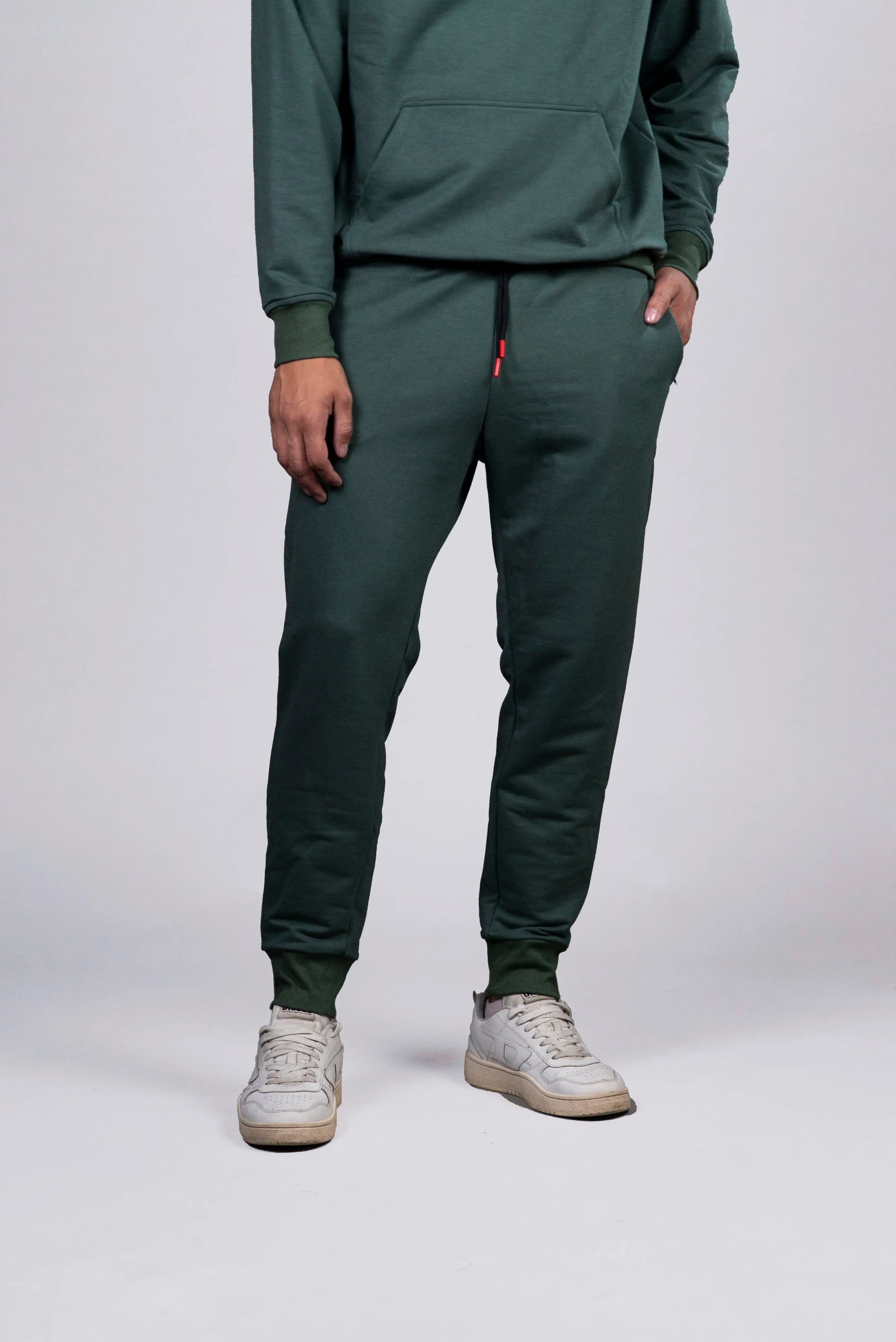 Jogger Verde con Detalles en Rojo (Hombre)