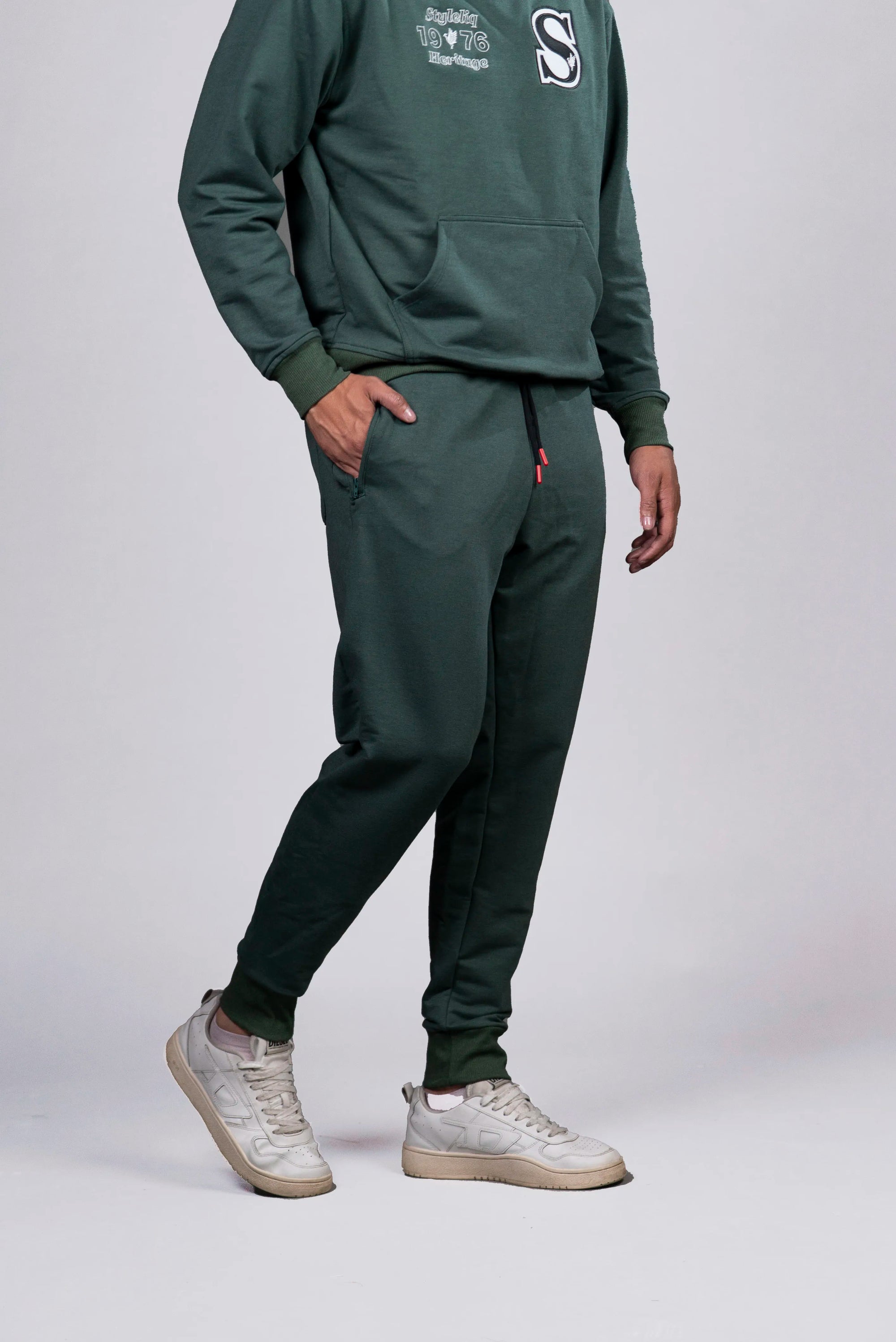 Jogger Verde con Detalles en Rojo (Hombre)