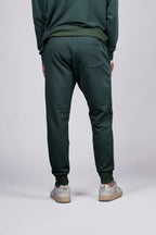 Jogger Verde con Detalles en Rojo (Hombre)