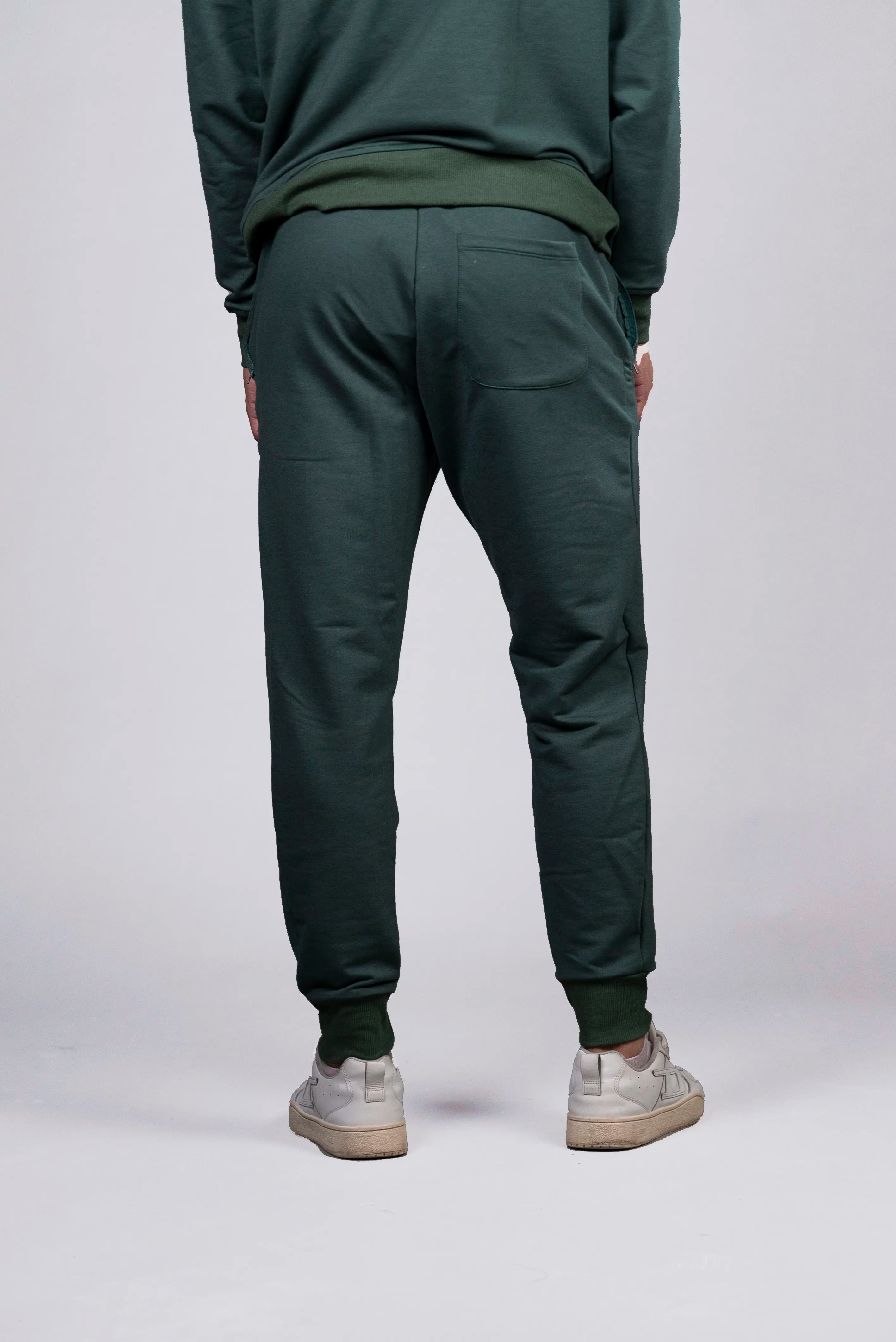 Jogger Verde con Detalles en Rojo (Hombre)