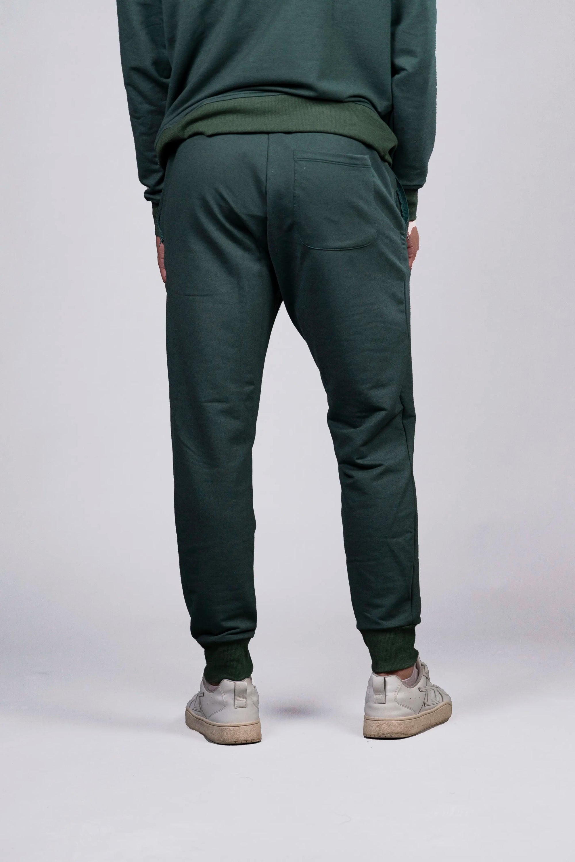 Jogger Verde con Detalles en Rojo (Hombre)