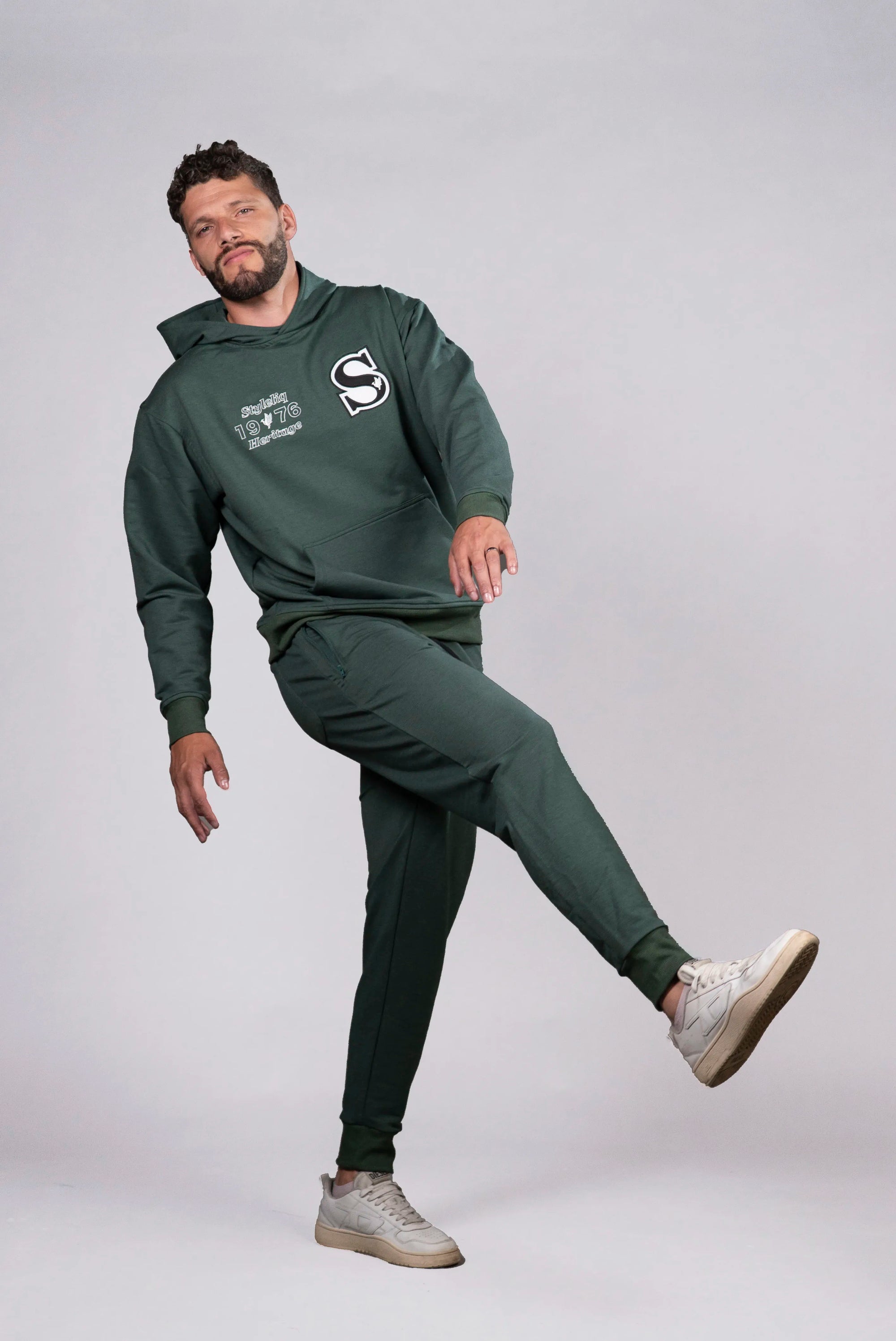 Jogger Verde con Detalles en Rojo (Hombre)