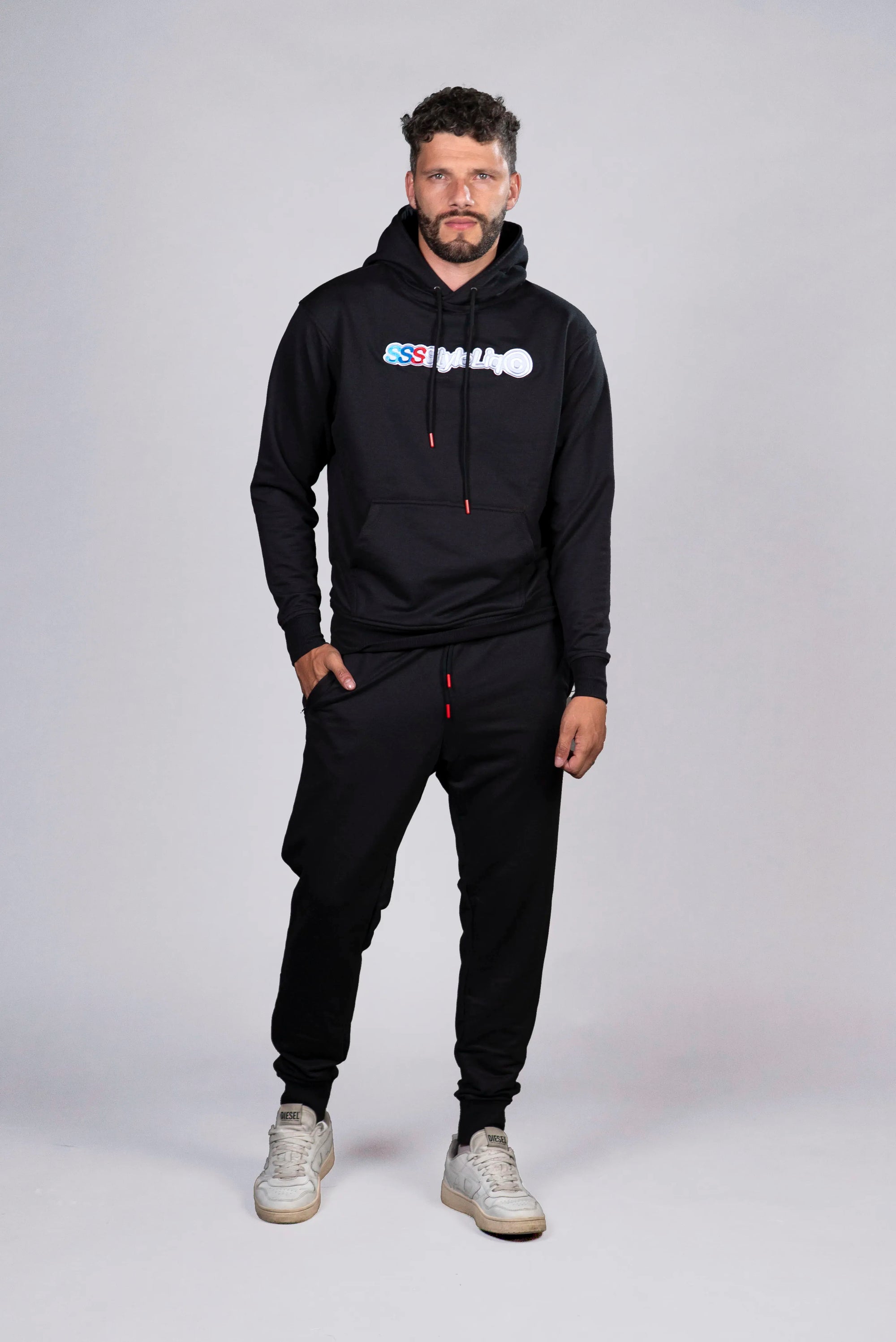 Hoodie Negro con Estampado y Detalles en Rojo