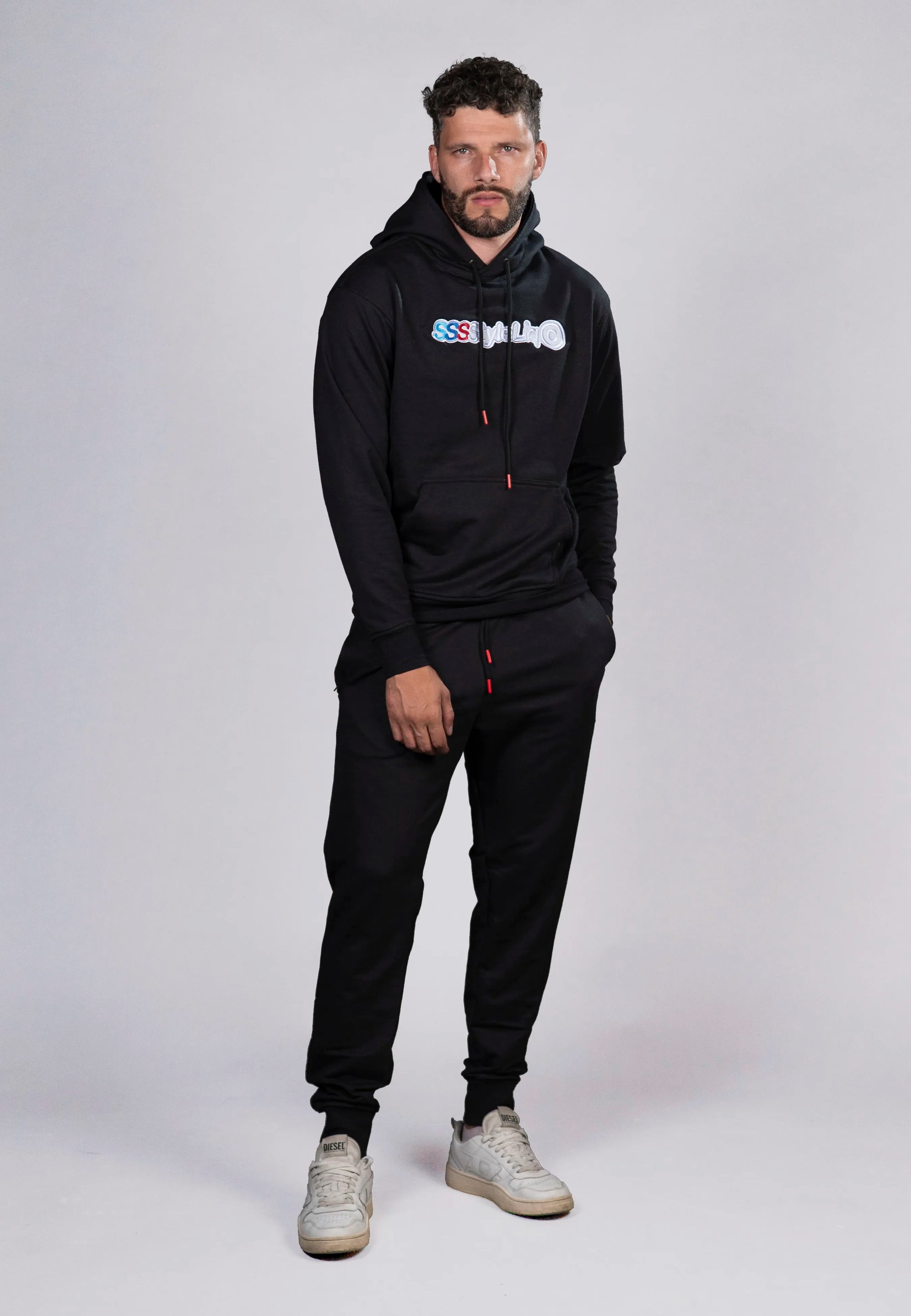 Hoodie Negro con Estampado y Detalles en Rojo