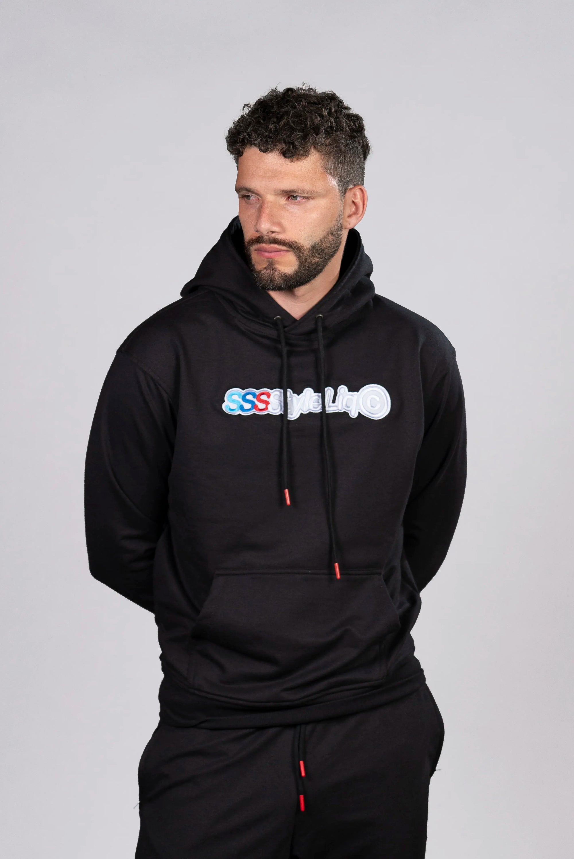 Hoodie Negro con Estampado y Detalles en Rojo