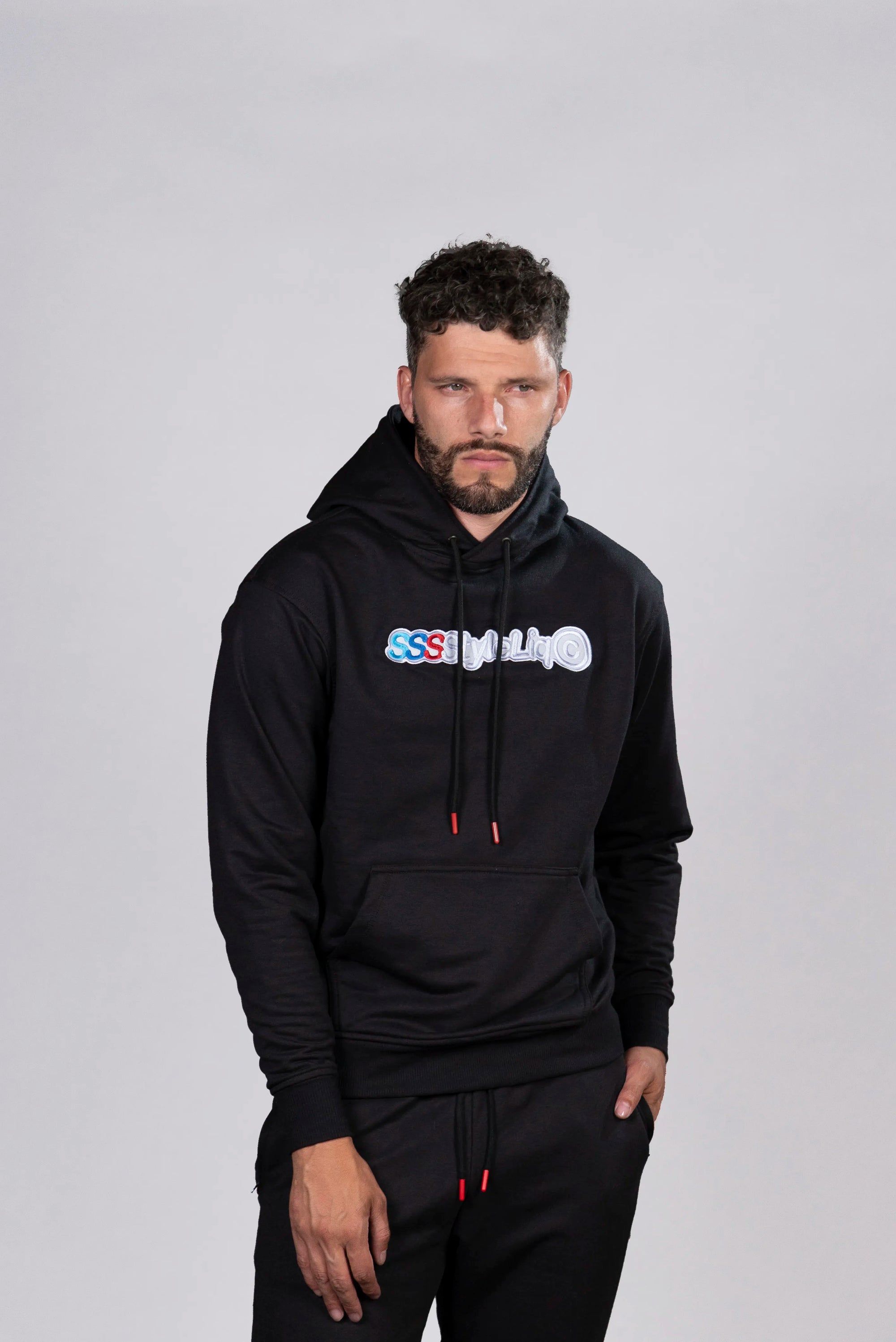 Hoodie Negro con Estampado y Detalles en Rojo
