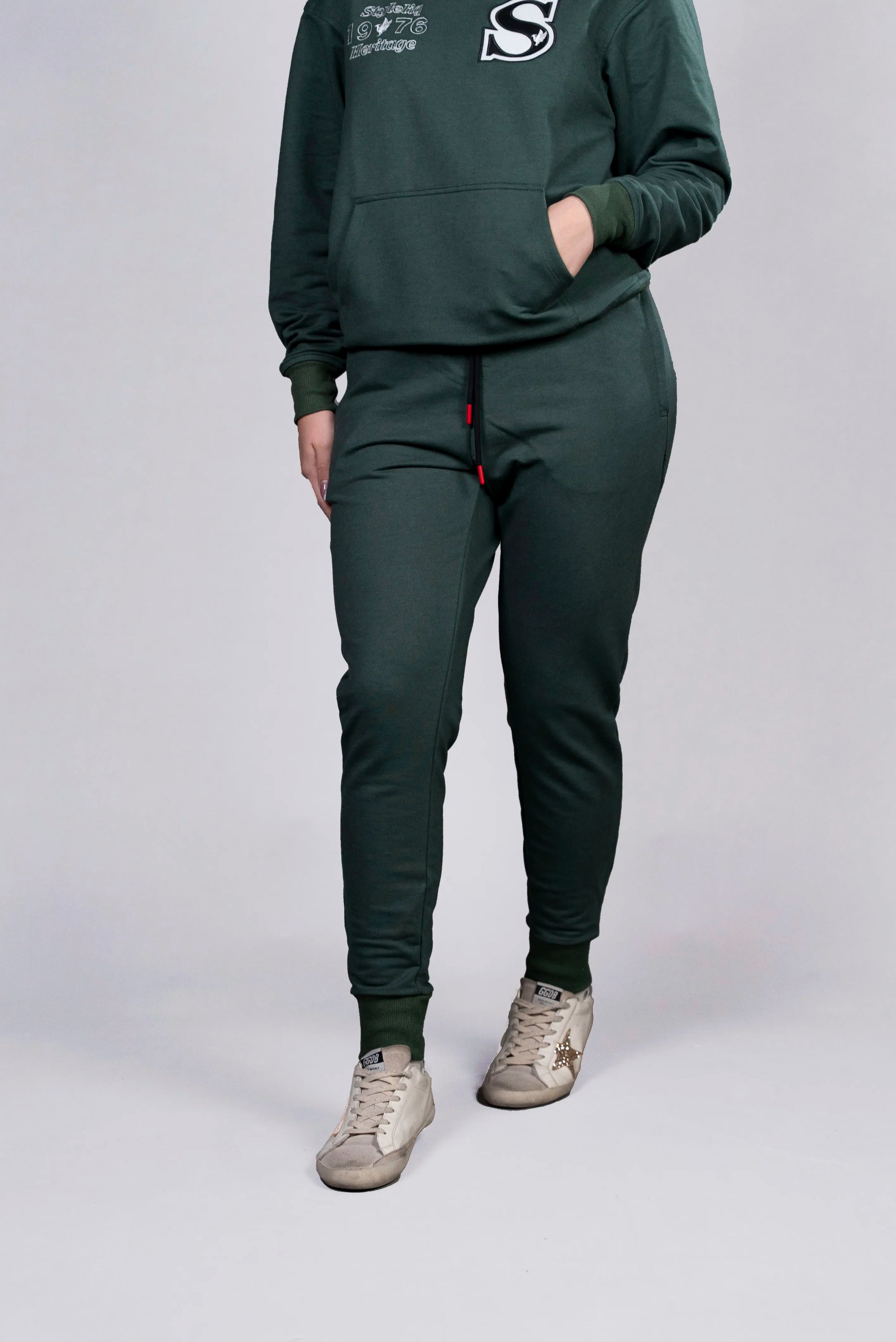 Jogger Verde con Detalles en Rojo