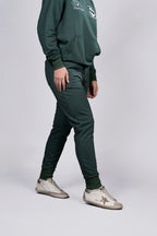 Jogger Verde con Detalles en Rojo