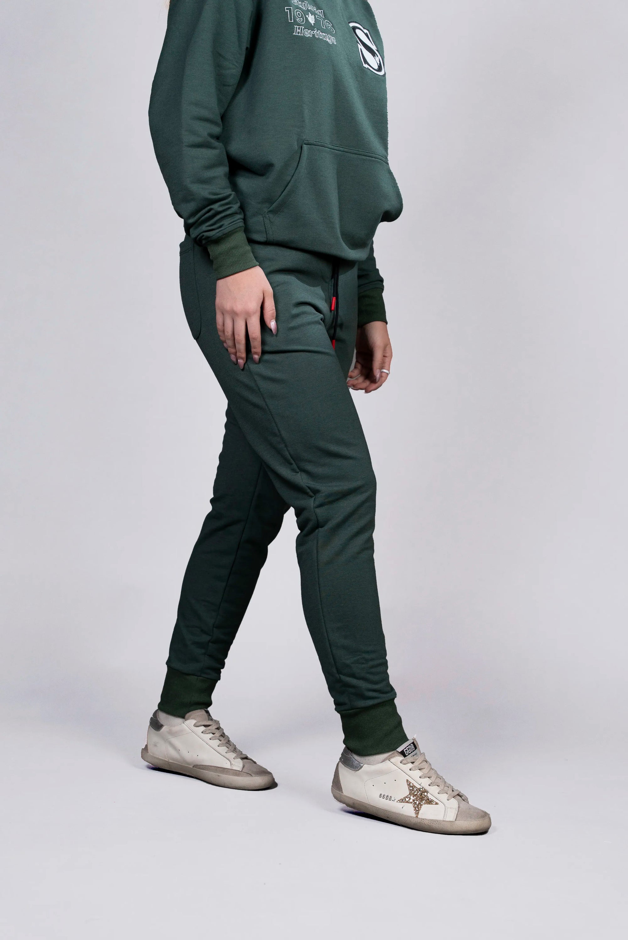 Jogger Verde con Detalles en Rojo