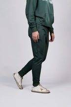 Jogger Verde con Detalles en Rojo