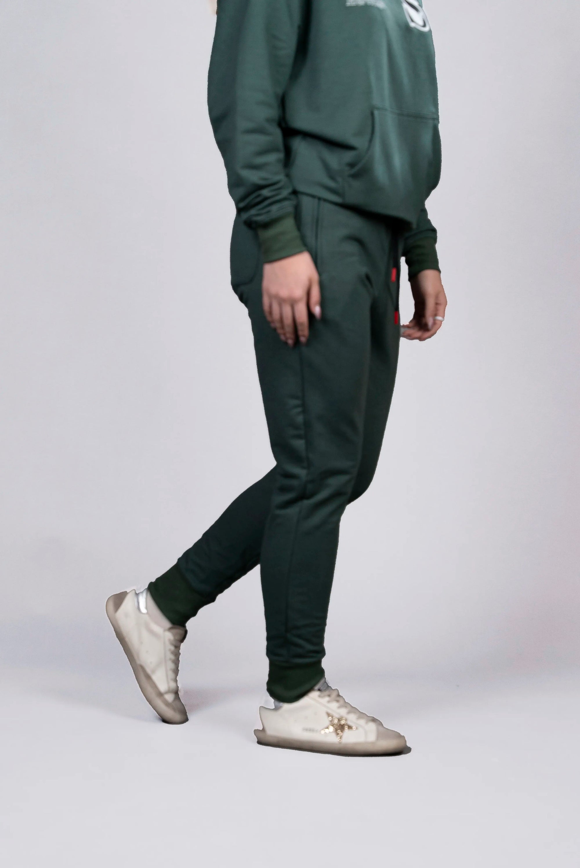 Jogger Verde con Detalles en Rojo
