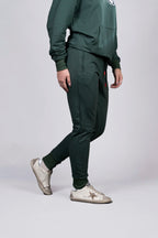 Jogger Verde con Detalles en Rojo