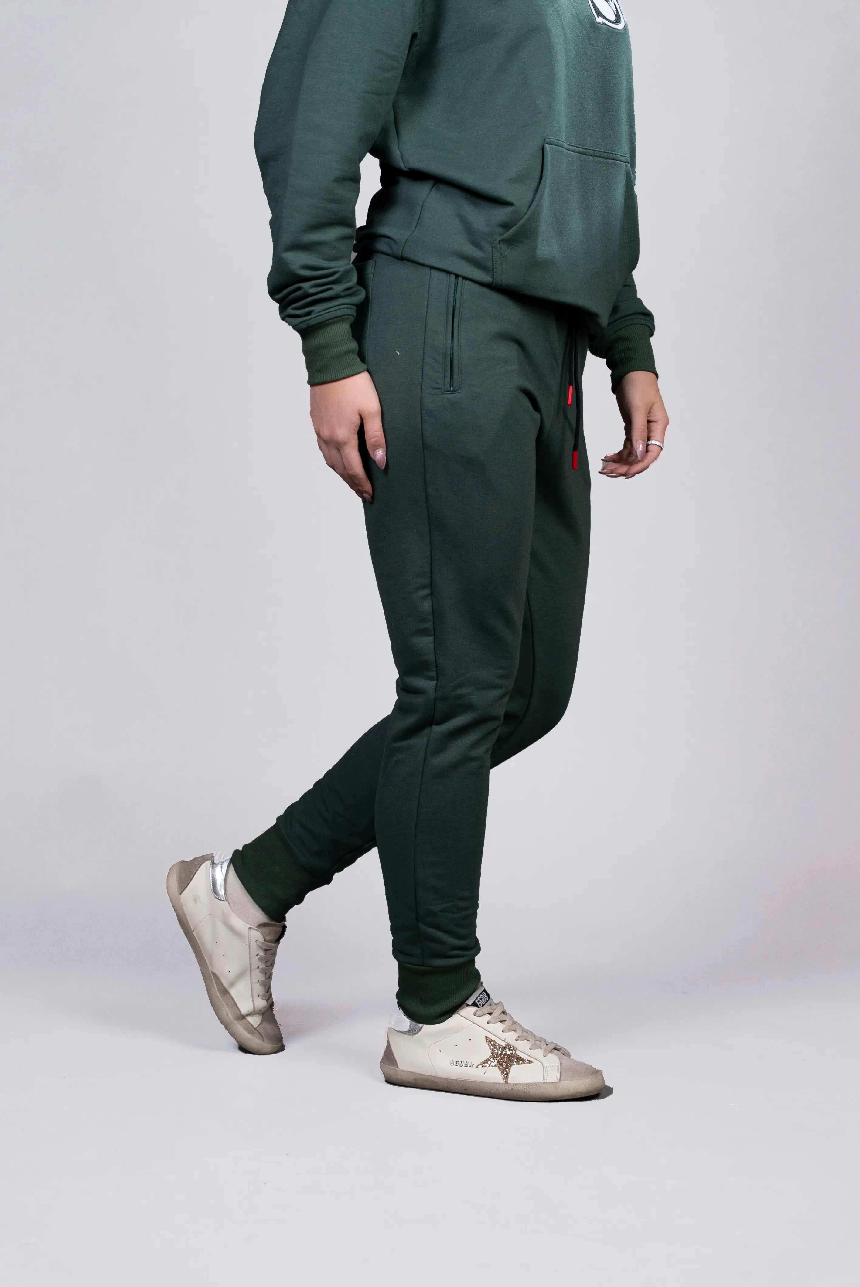 Jogger Verde con Detalles en Rojo