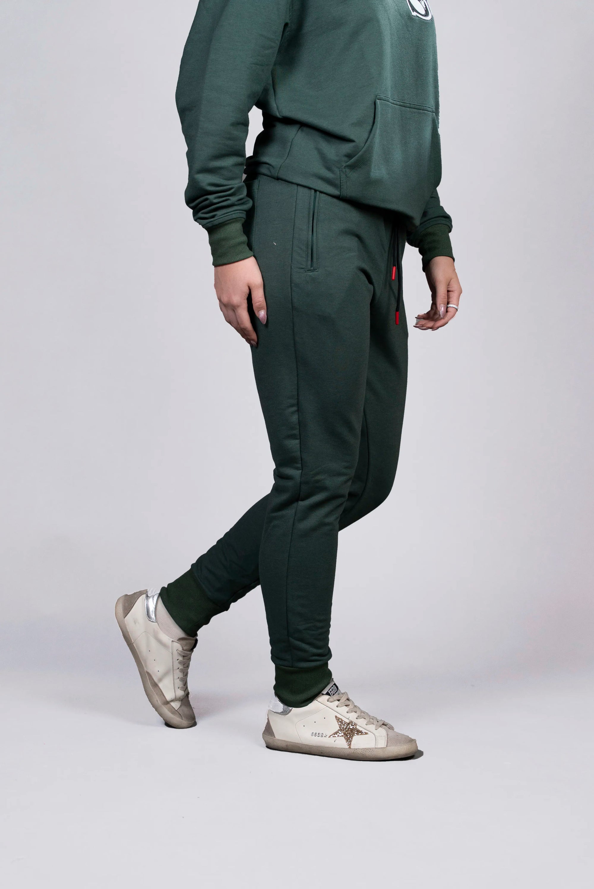 Jogger Verde con Detalles en Rojo
