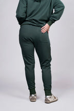Jogger Verde con Detalles en Rojo