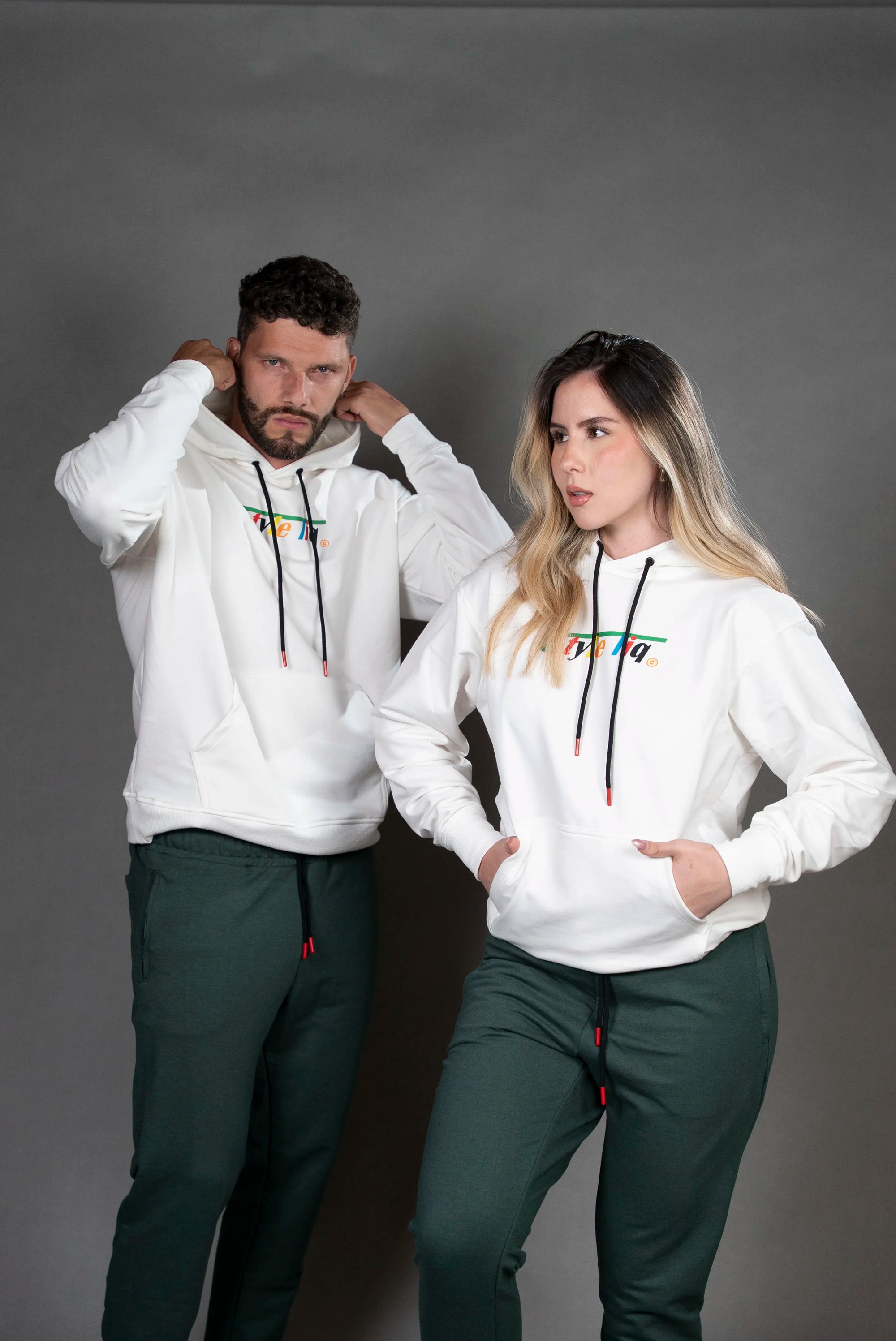 Hoodie Blanco con Estampado Colorido y Logo Style Liq