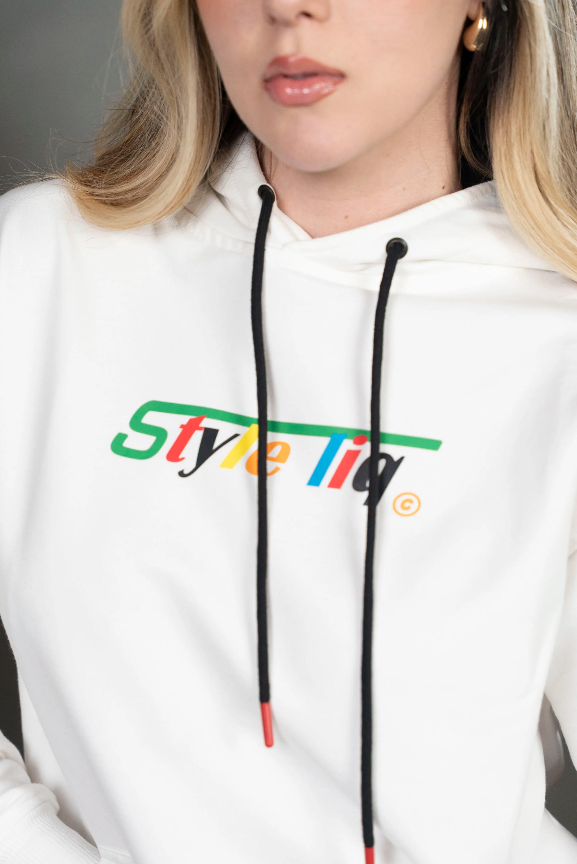 Hoodie Blanco con Estampado Colorido y Logo Style Liq (Mujer)