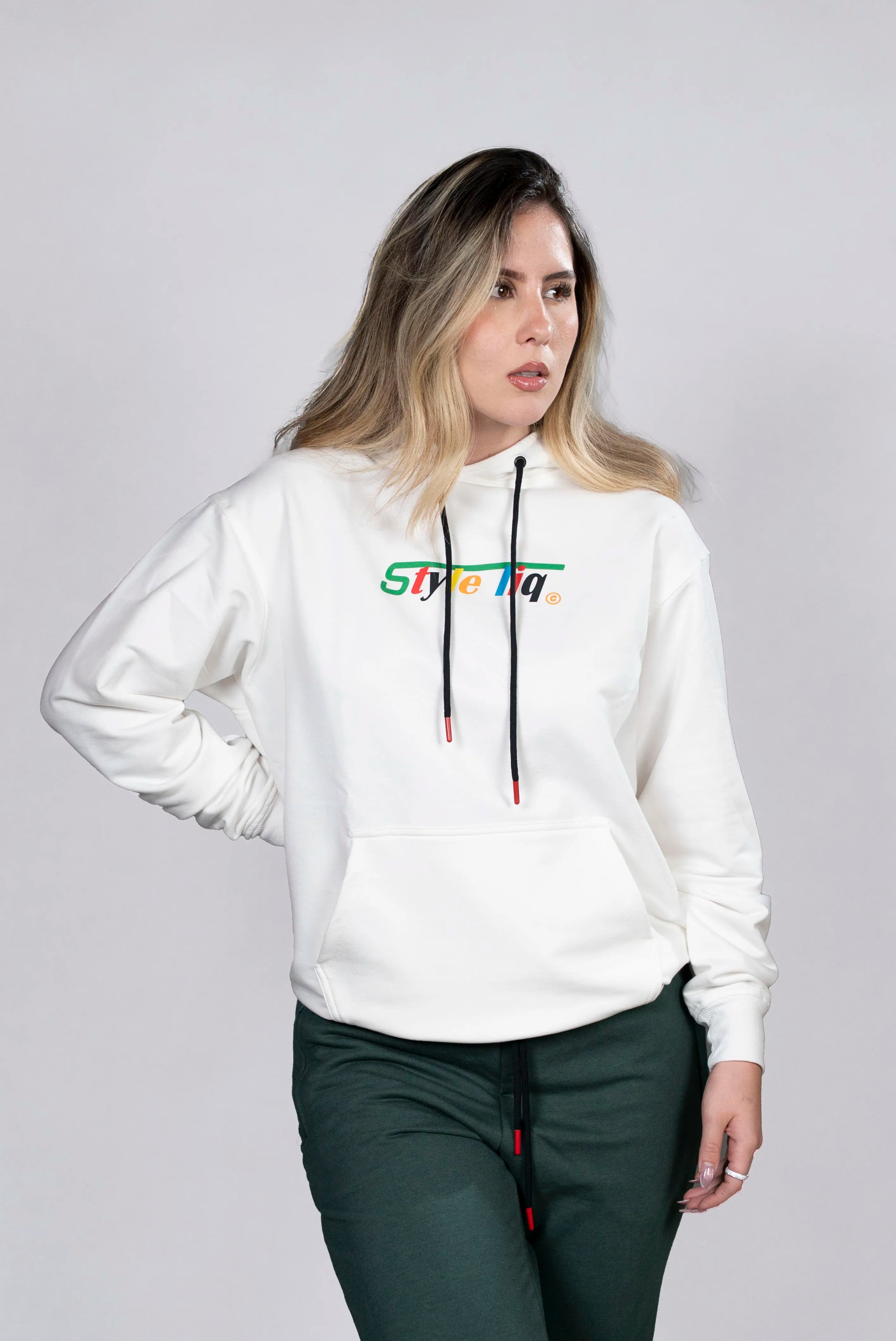 Hoodie Blanco con Estampado Colorido y Logo Style Liq (Mujer)