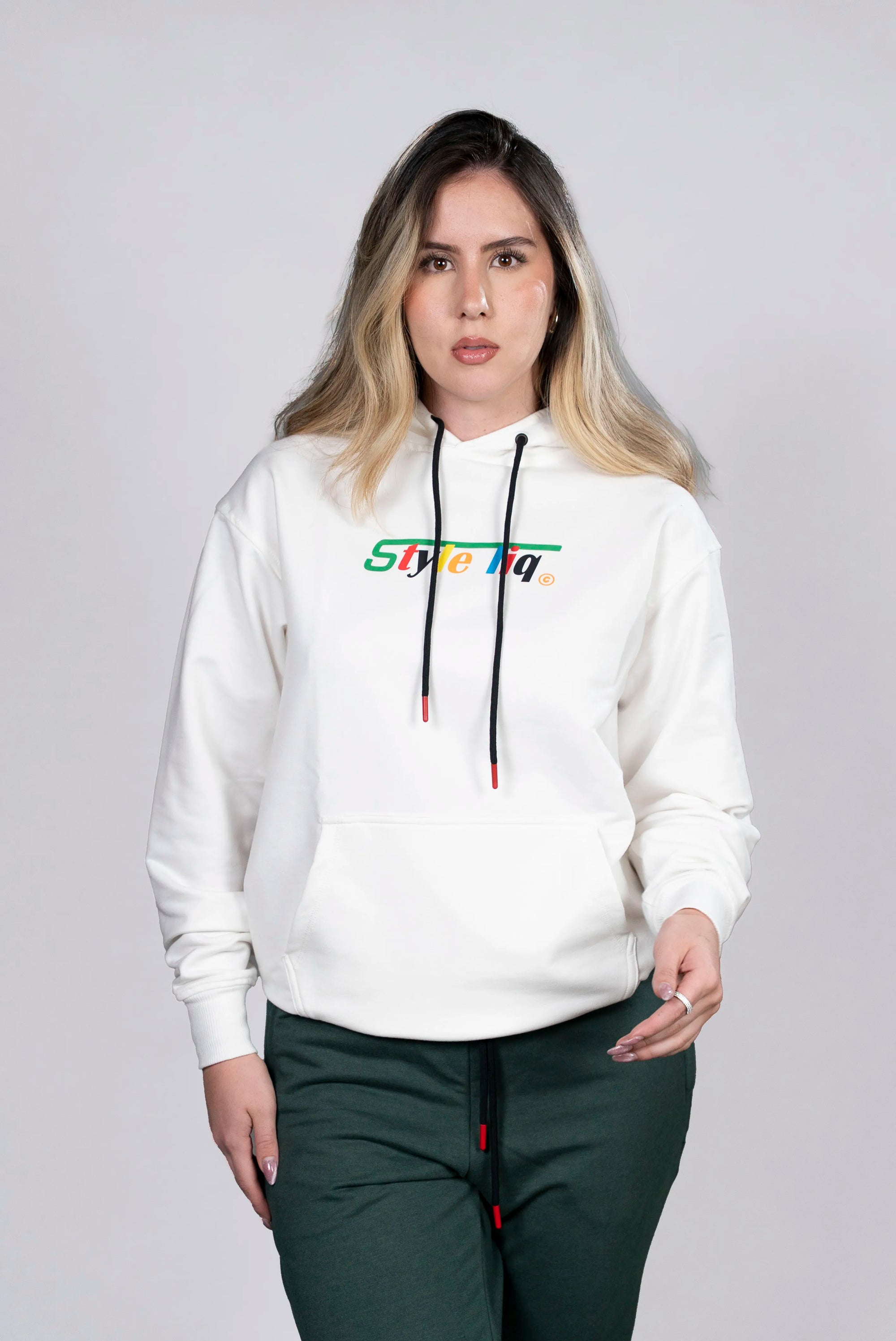 Hoodie Blanco con Estampado Colorido y Logo Style Liq (Mujer)