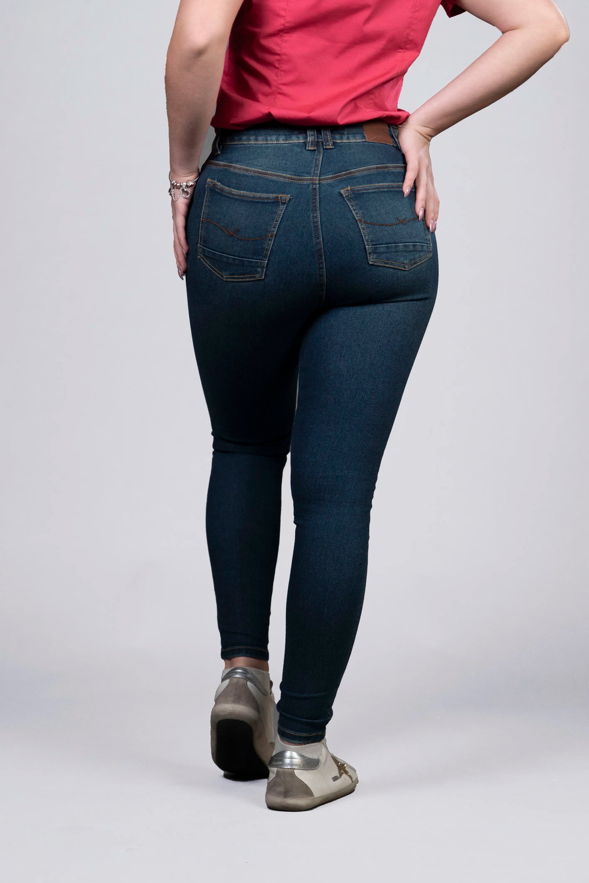 Jean Azul Ajustado con Detalles Clásicos