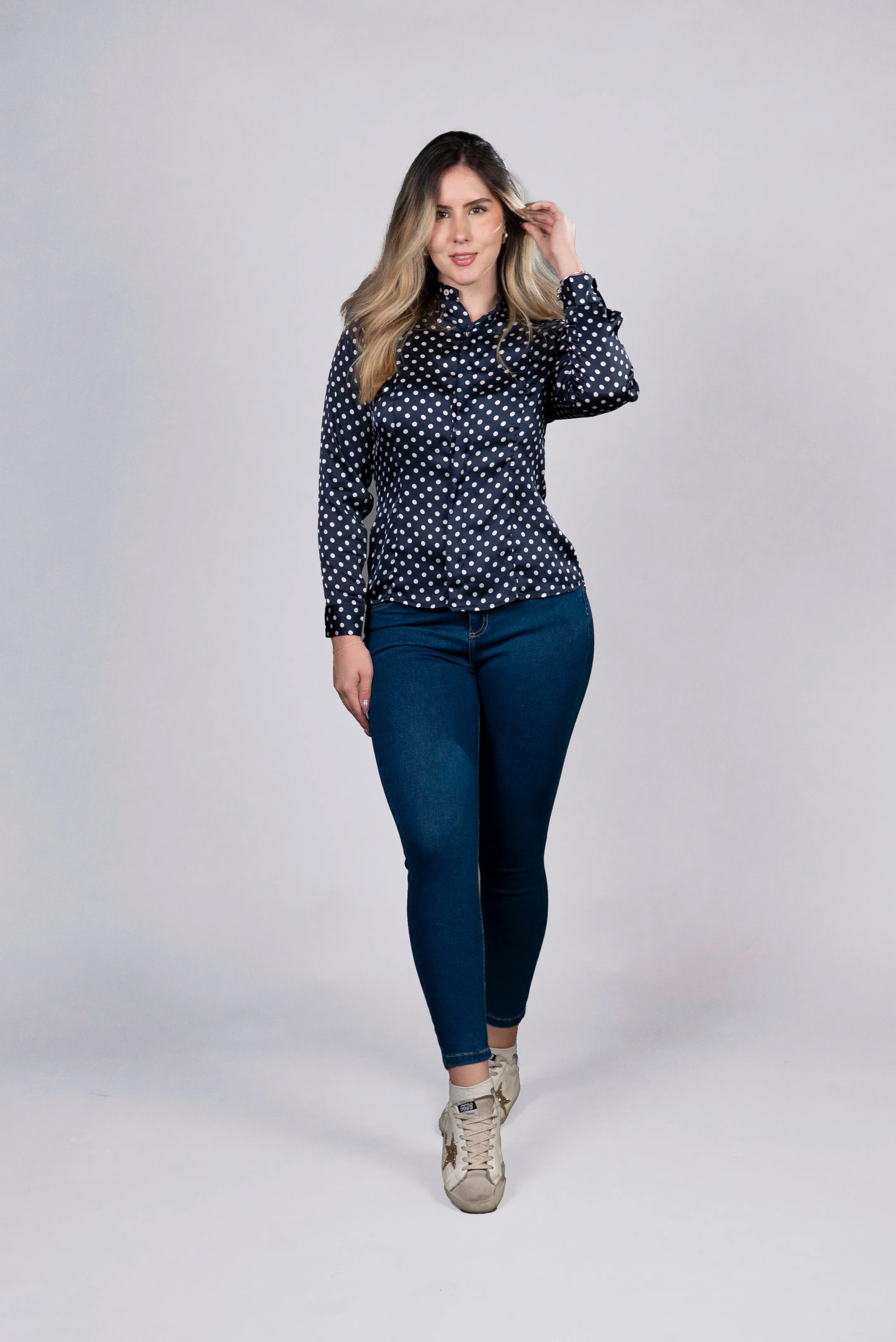 Blusa de Puntos Azul con Detalles Elegantes