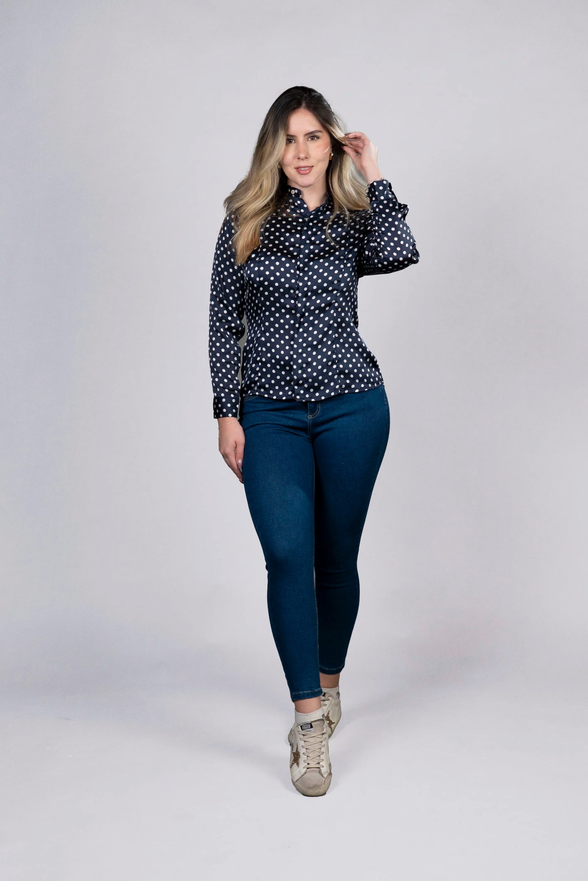 Blusa de Puntos Azul con Detalles Elegantes