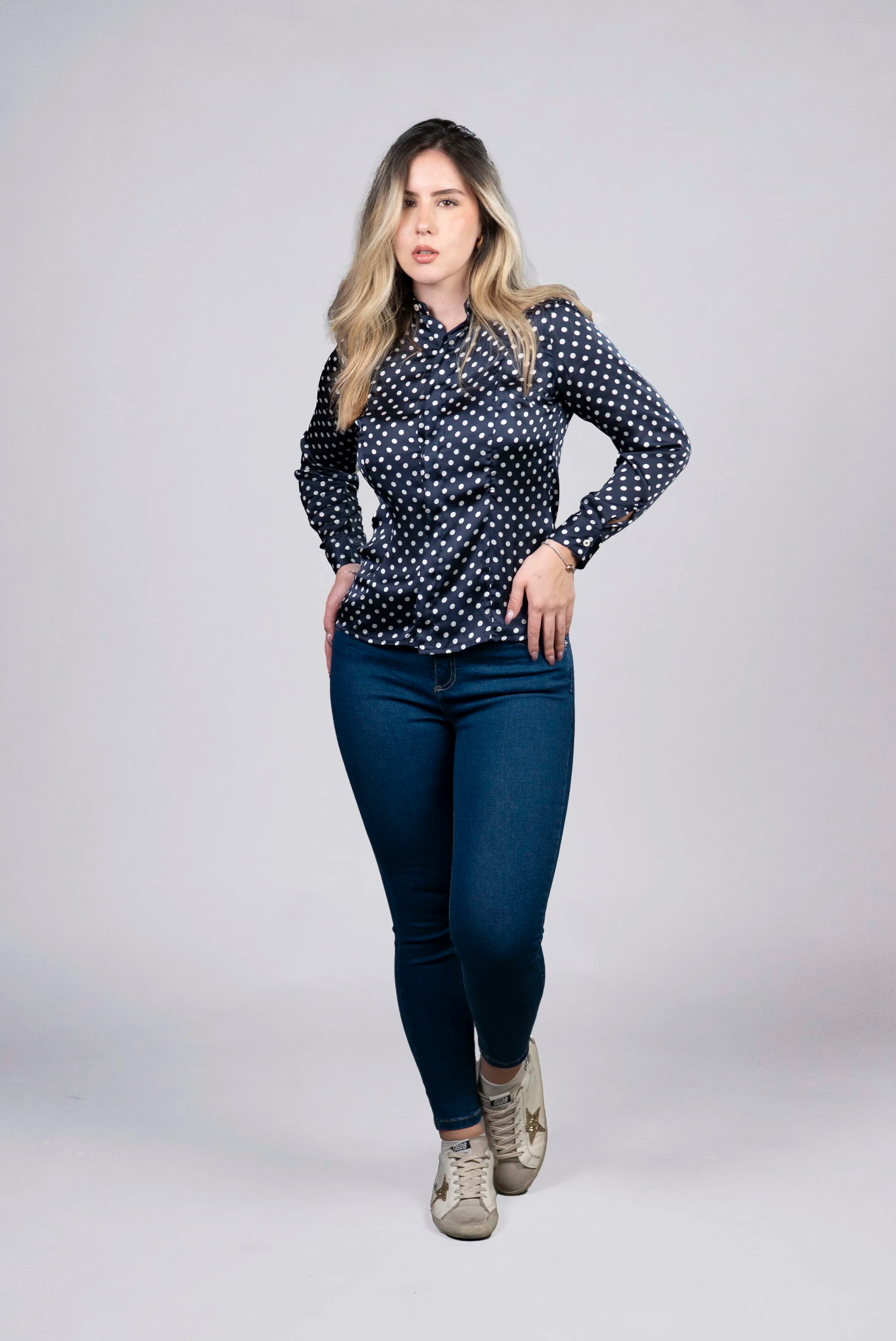 Blusa de Puntos Azul con Detalles Elegantes