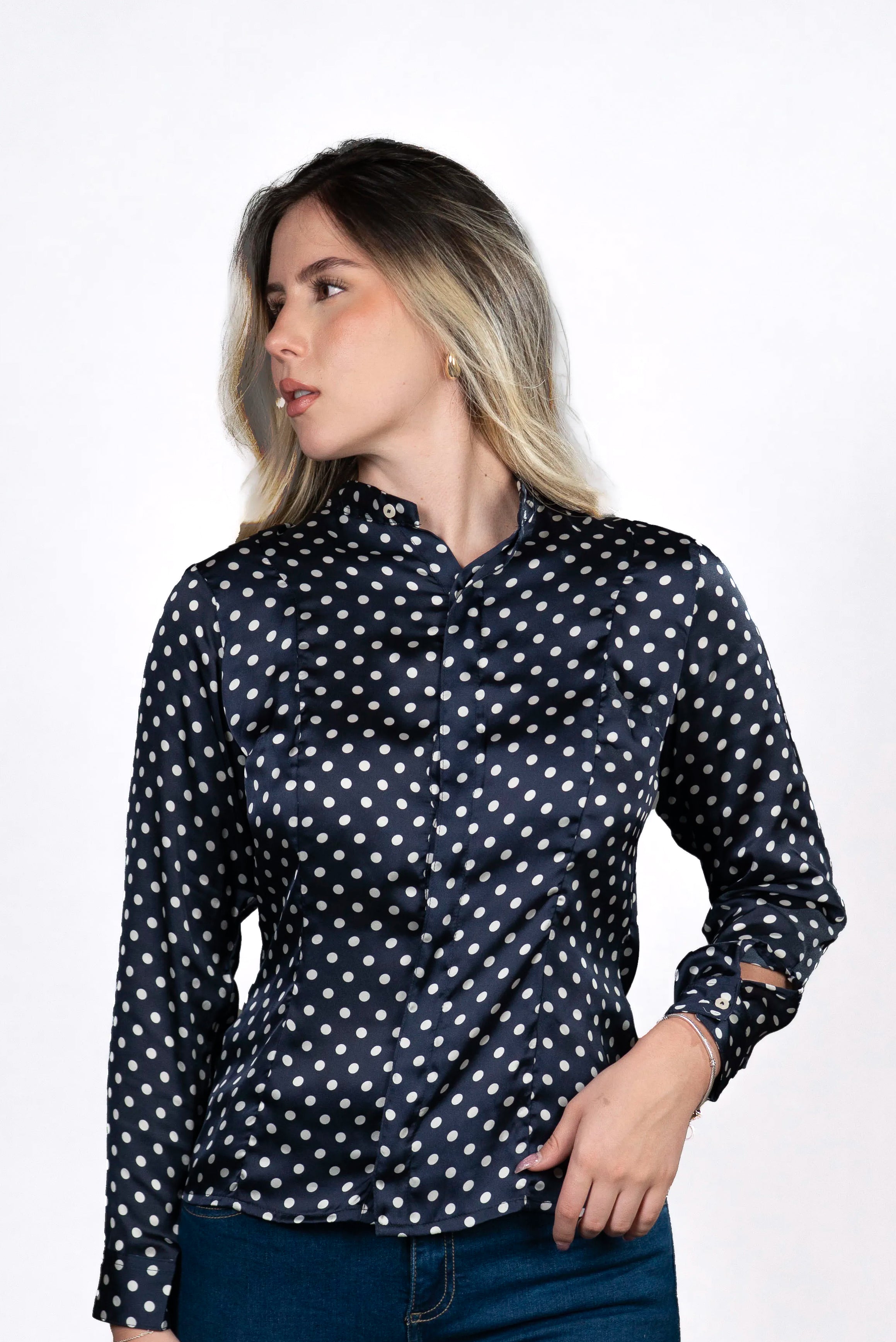 Blusa de Puntos Azul con Detalles Elegantes
