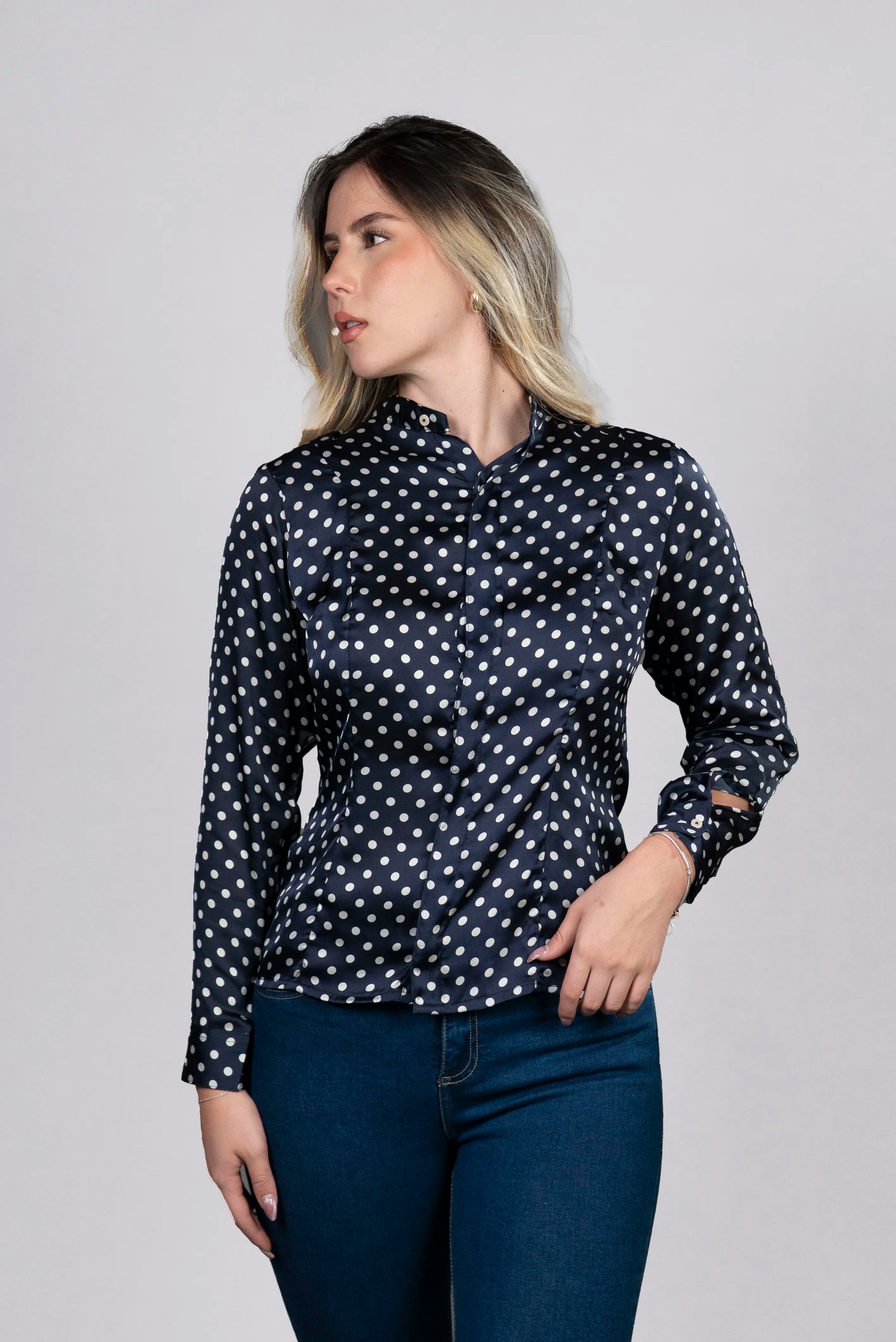 Blusa de Puntos Azul con Detalles Elegantes