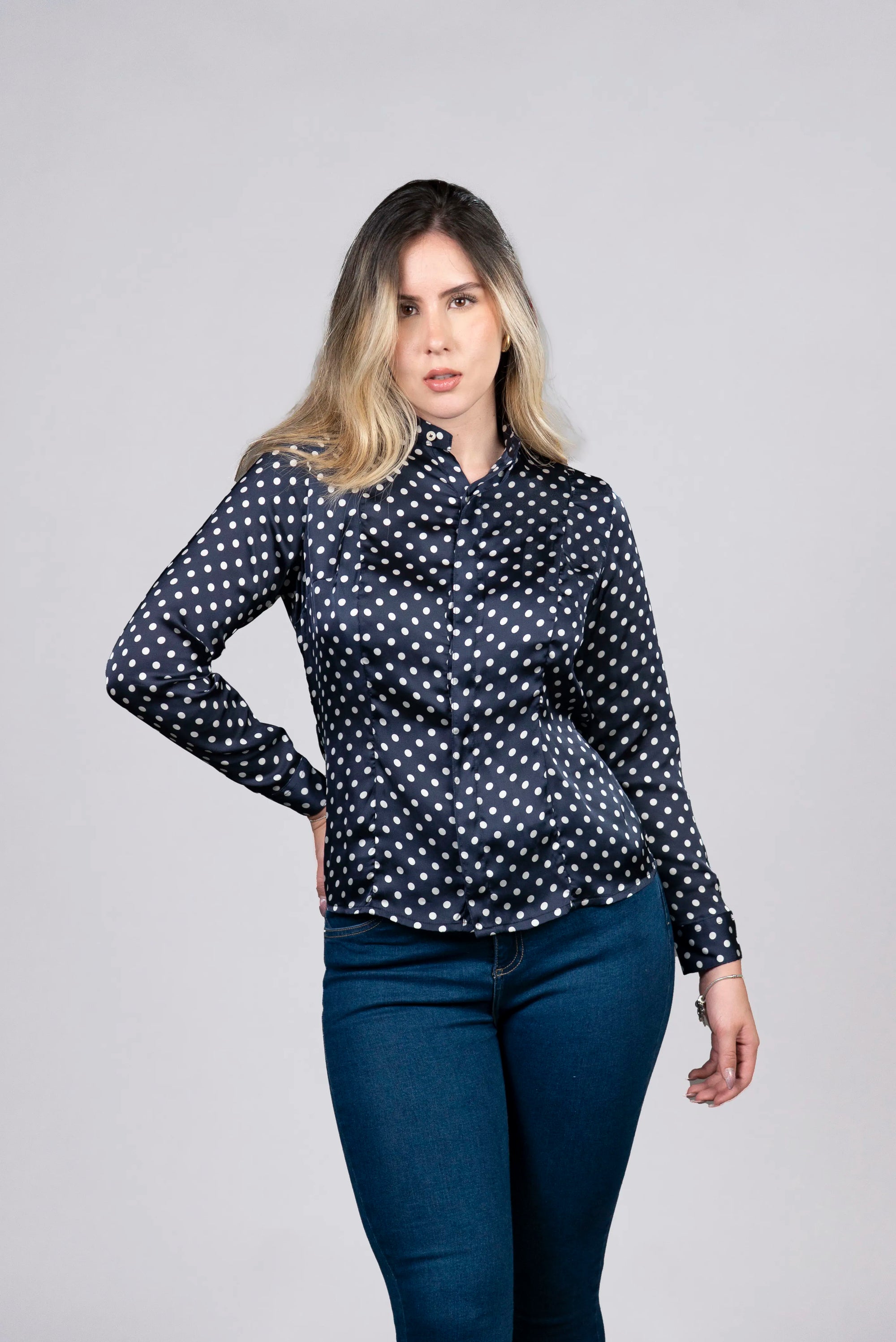 Blusa de Puntos Azul con Detalles Elegantes