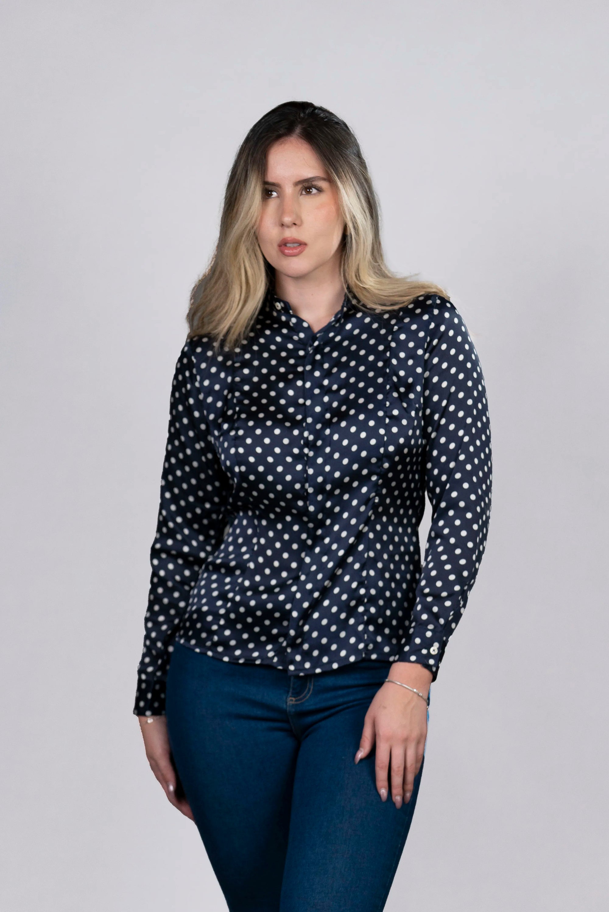 Blusa de Puntos Azul con Detalles Elegantes