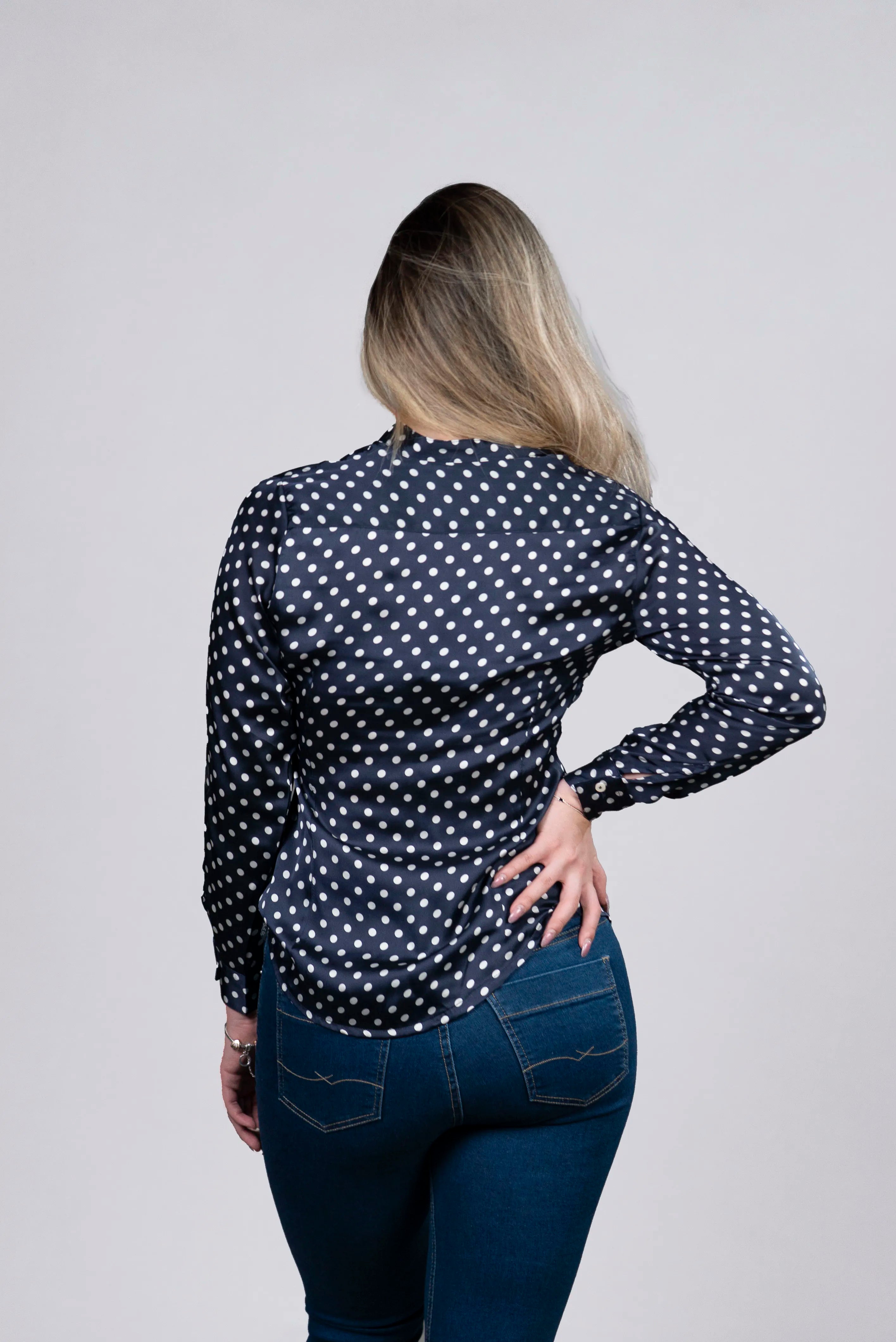 Blusa de Puntos Azul con Detalles Elegantes