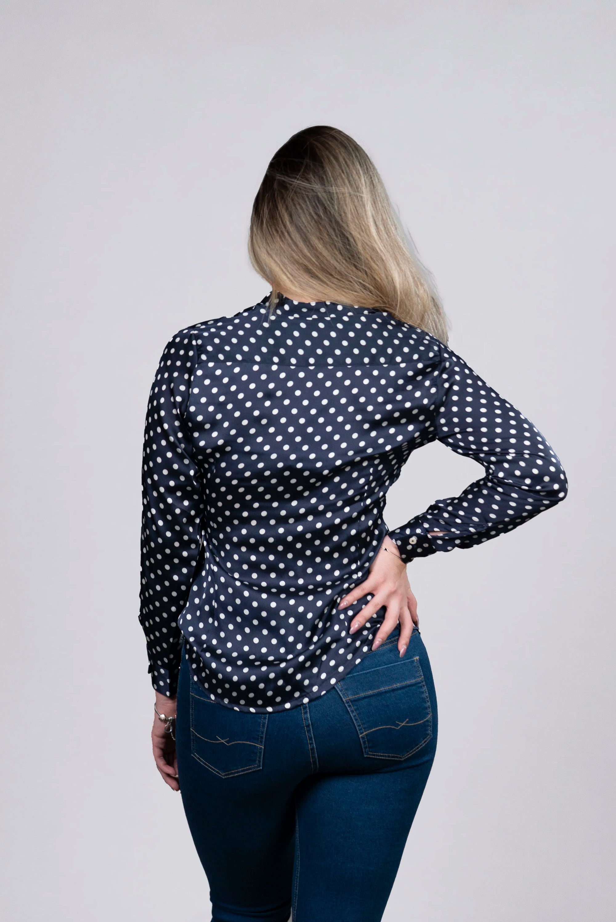 Blusa de Puntos Azul con Detalles Elegantes