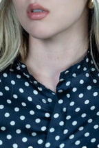 Blusa de Puntos Azul con Detalles Elegantes