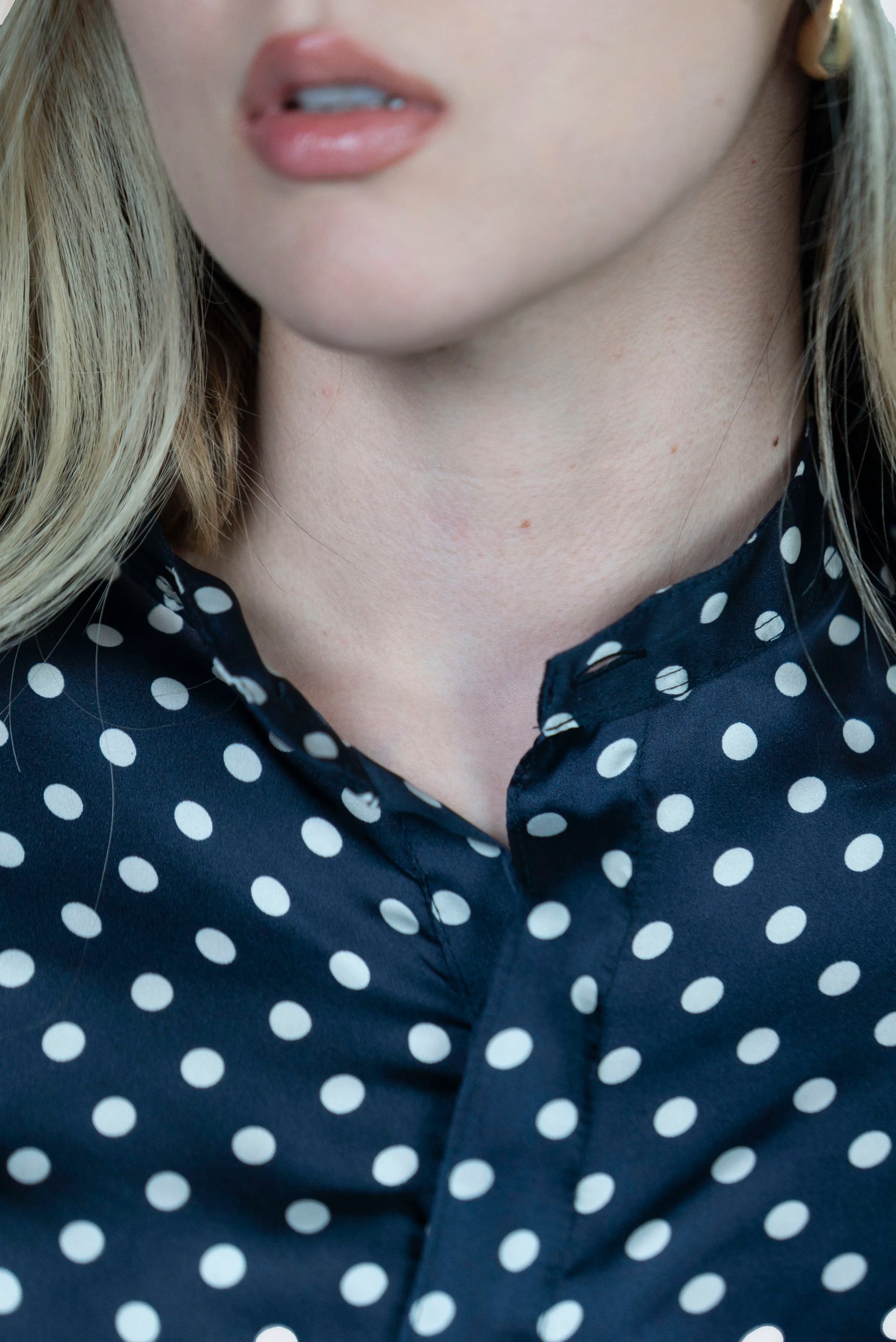 Blusa de Puntos Azul con Detalles Elegantes