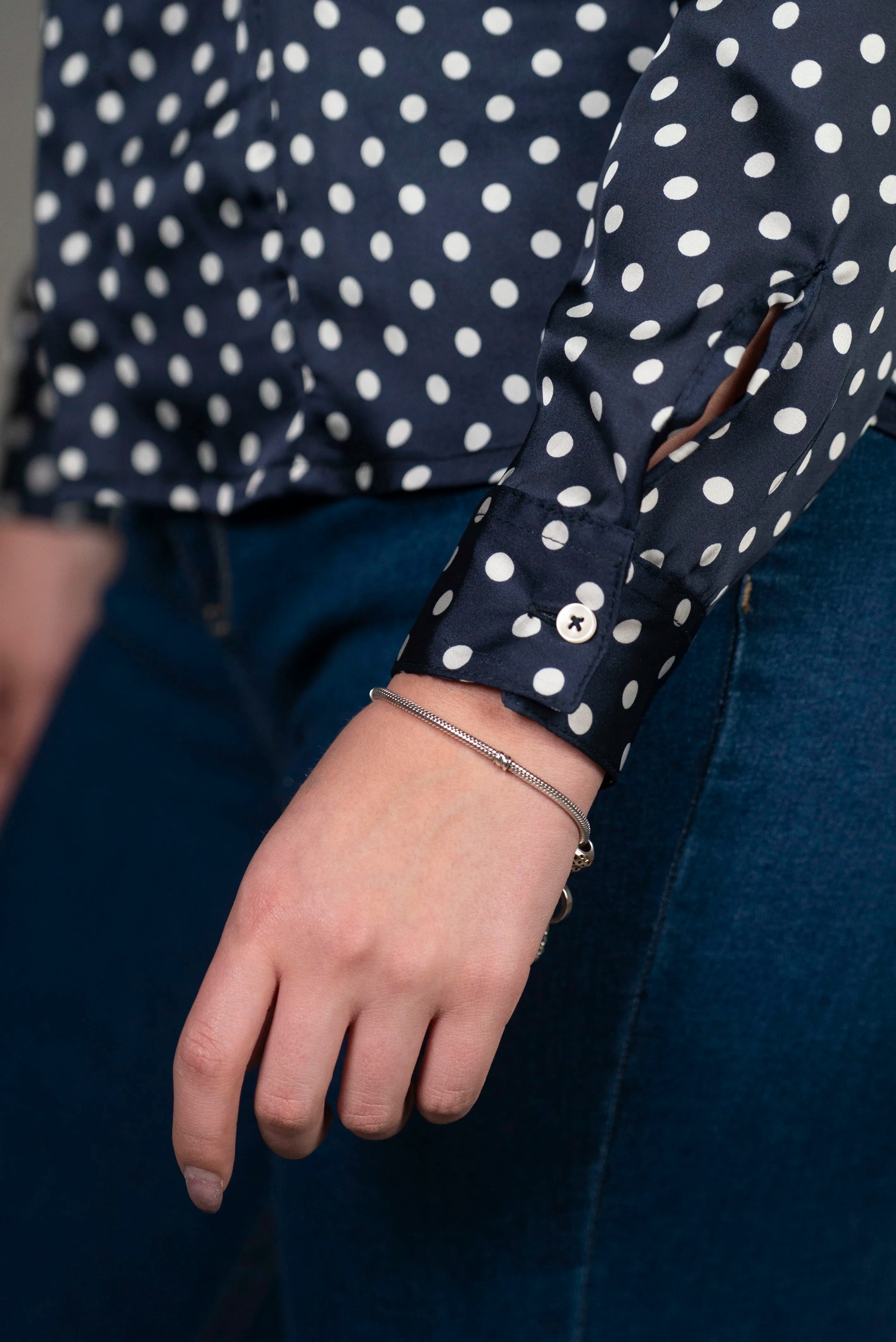 Blusa de Puntos Azul con Detalles Elegantes