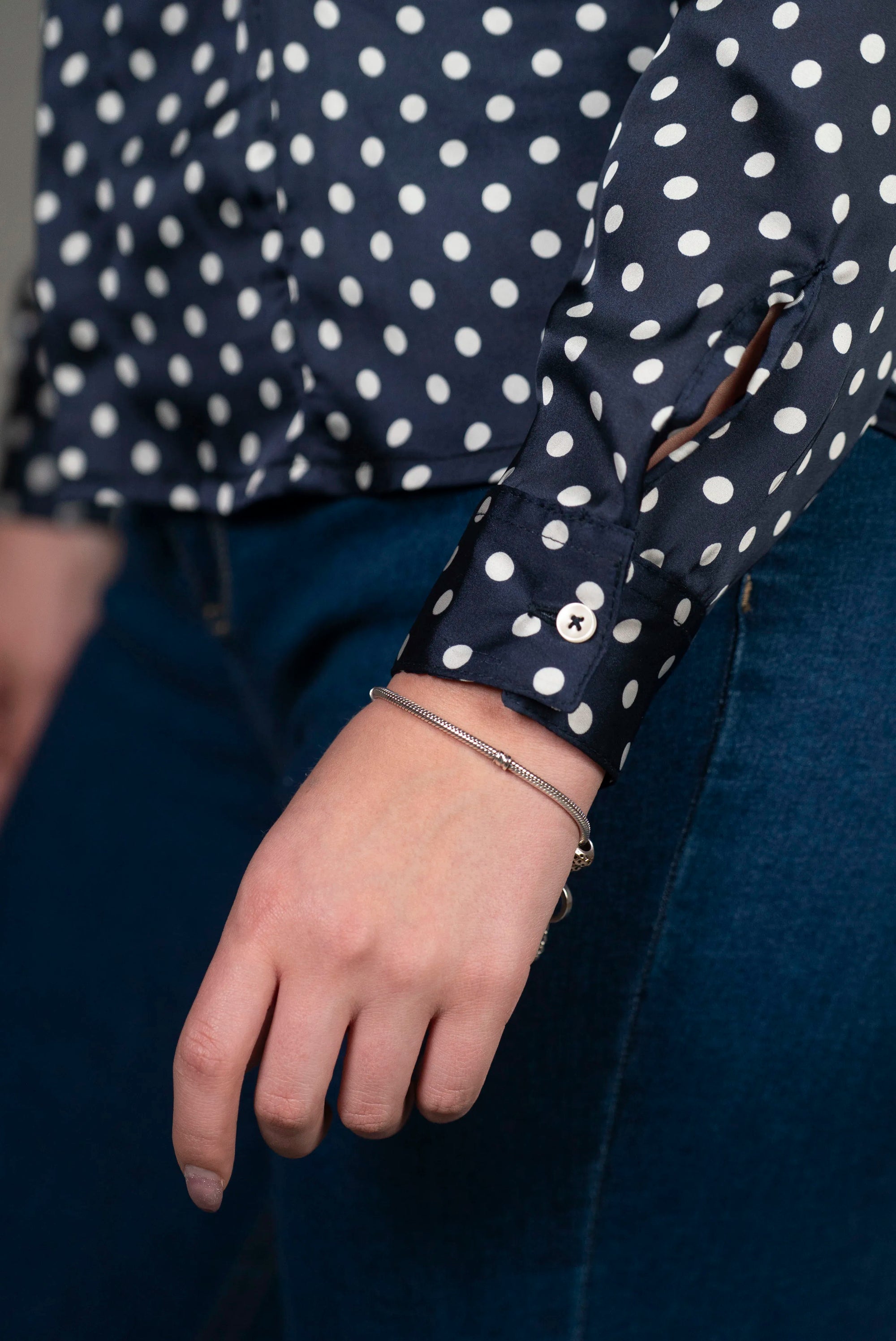 Blusa de Puntos Azul con Detalles Elegantes