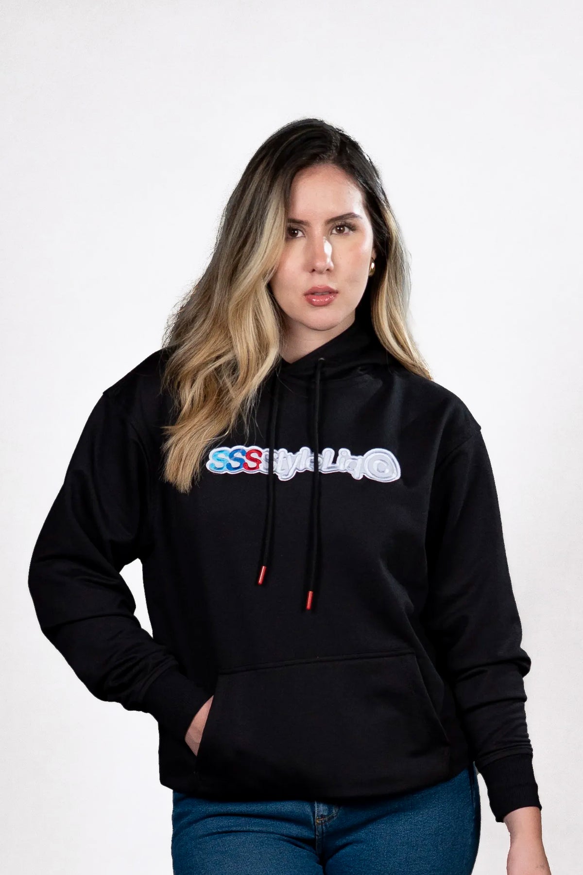 Hoodie Negro con Estampado y Detalles en Rojo (Mujer)
