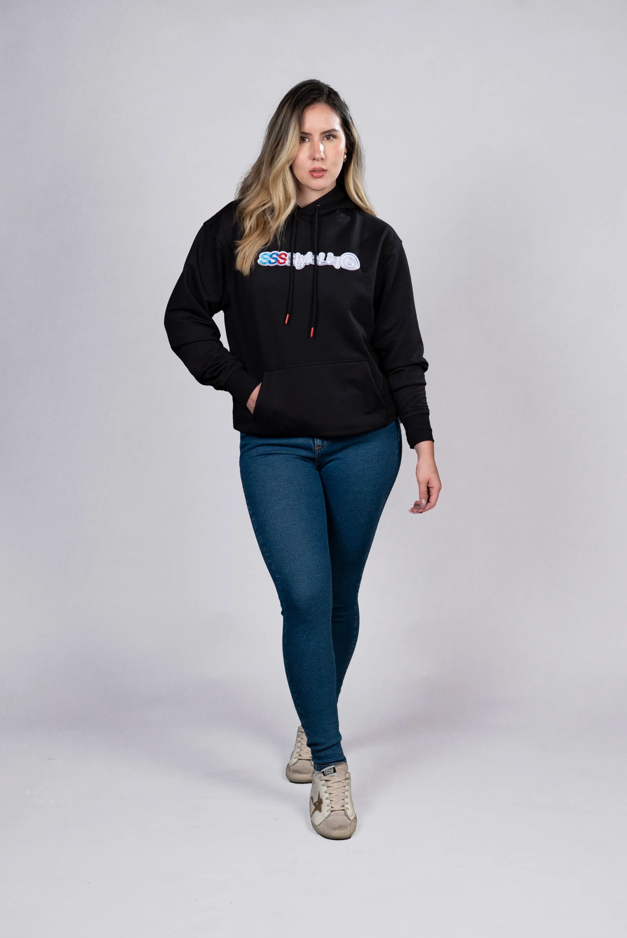Hoodie Negro con Estampado y Detalles en Rojo (Mujer)