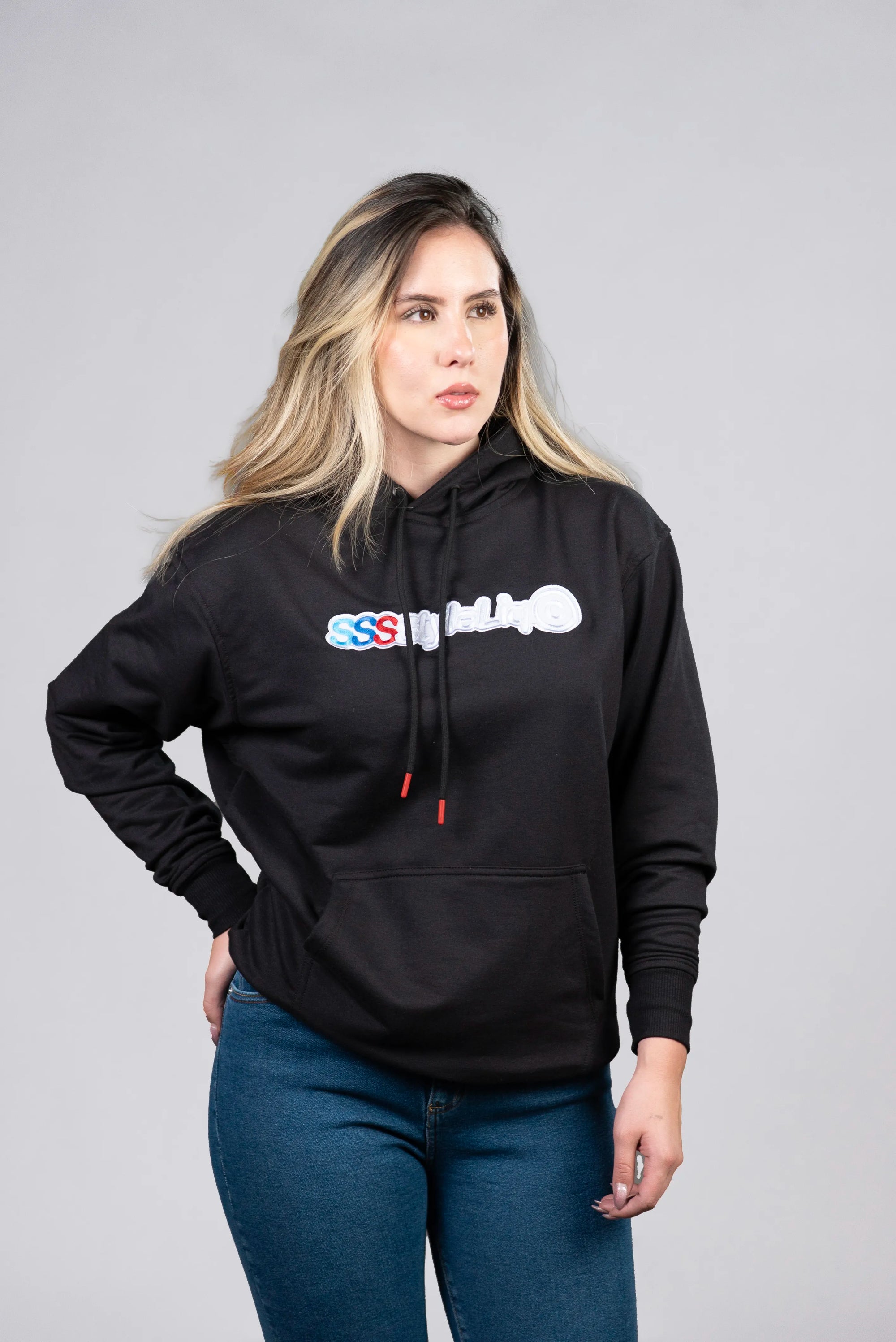 Hoodie Negro con Estampado y Detalles en Rojo (Mujer)