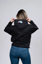 Hoodie Negro con Estampado y Detalles en Rojo (Mujer)