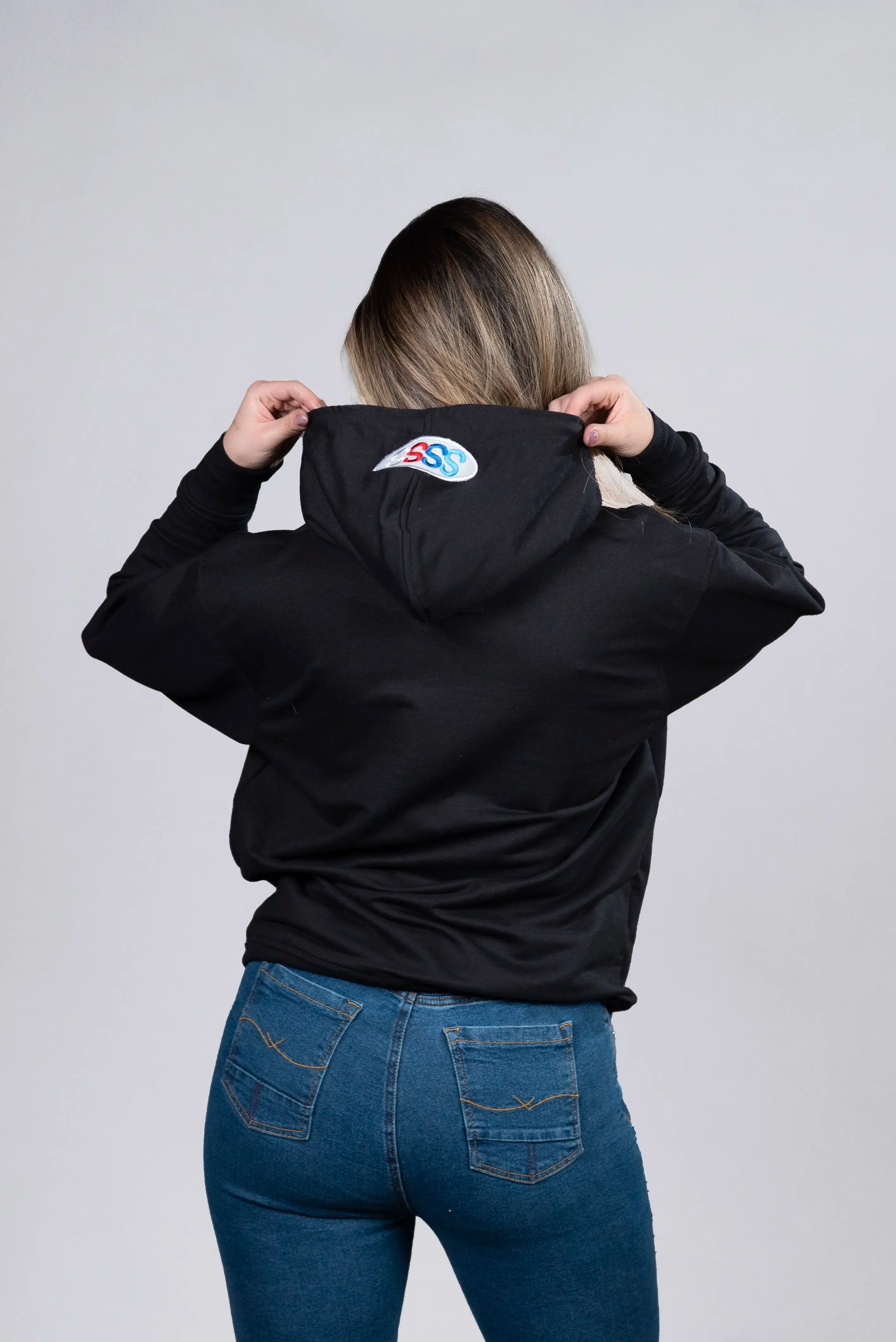 Hoodie Negro con Estampado y Detalles en Rojo (Mujer)