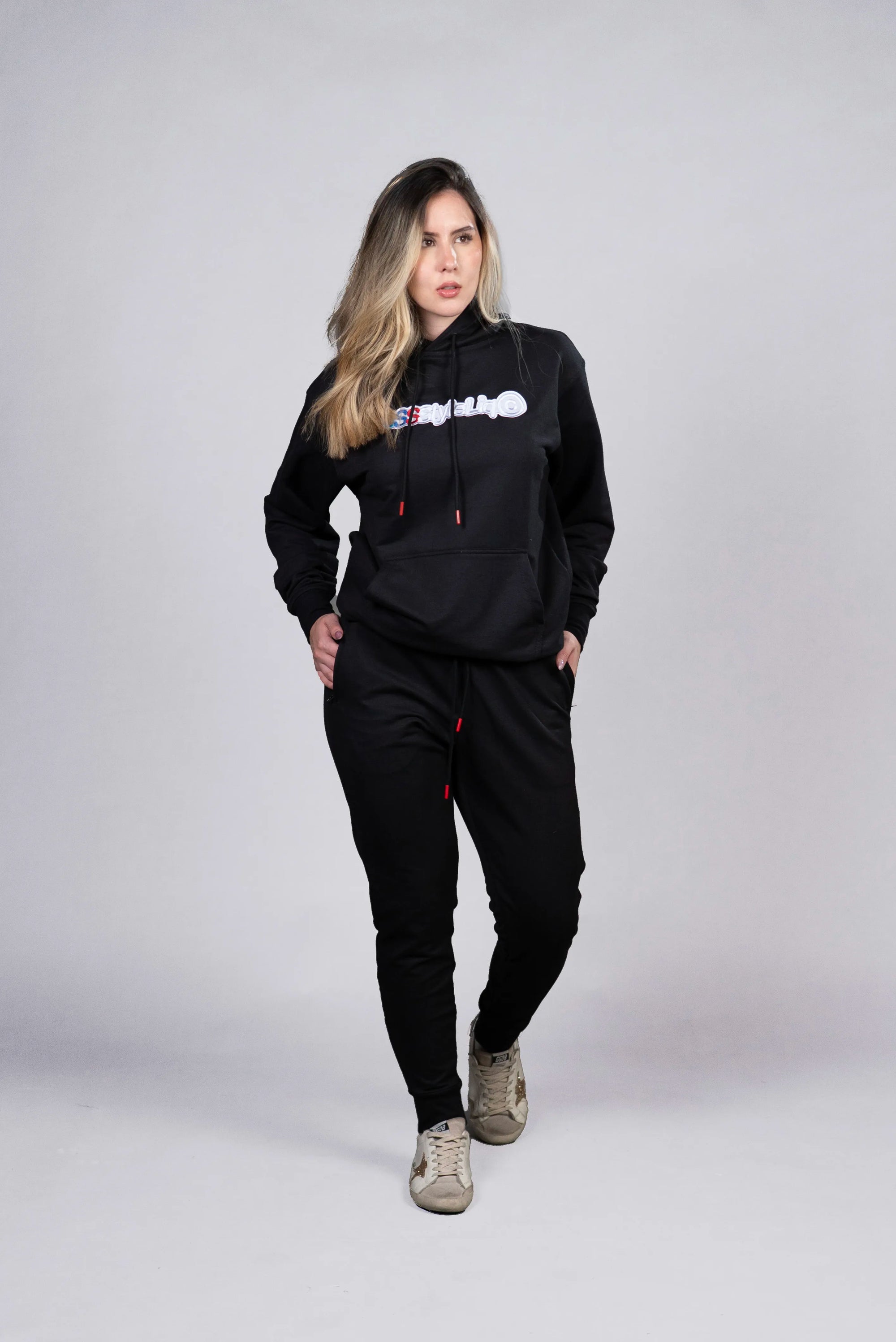 Hoodie Negro con Estampado y Detalles en Rojo (Mujer)
