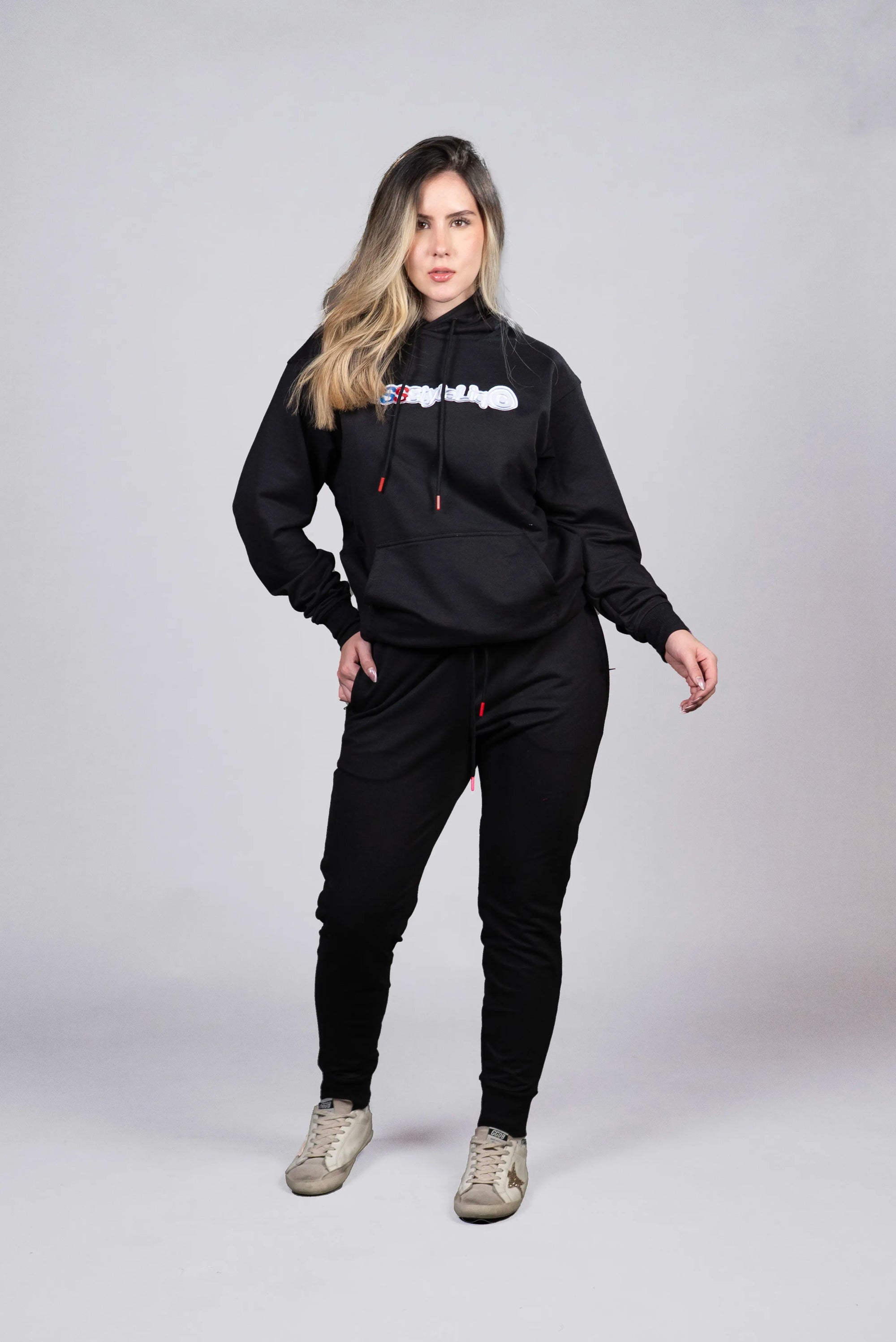 Hoodie Negro con Estampado y Detalles en Rojo (Mujer)
