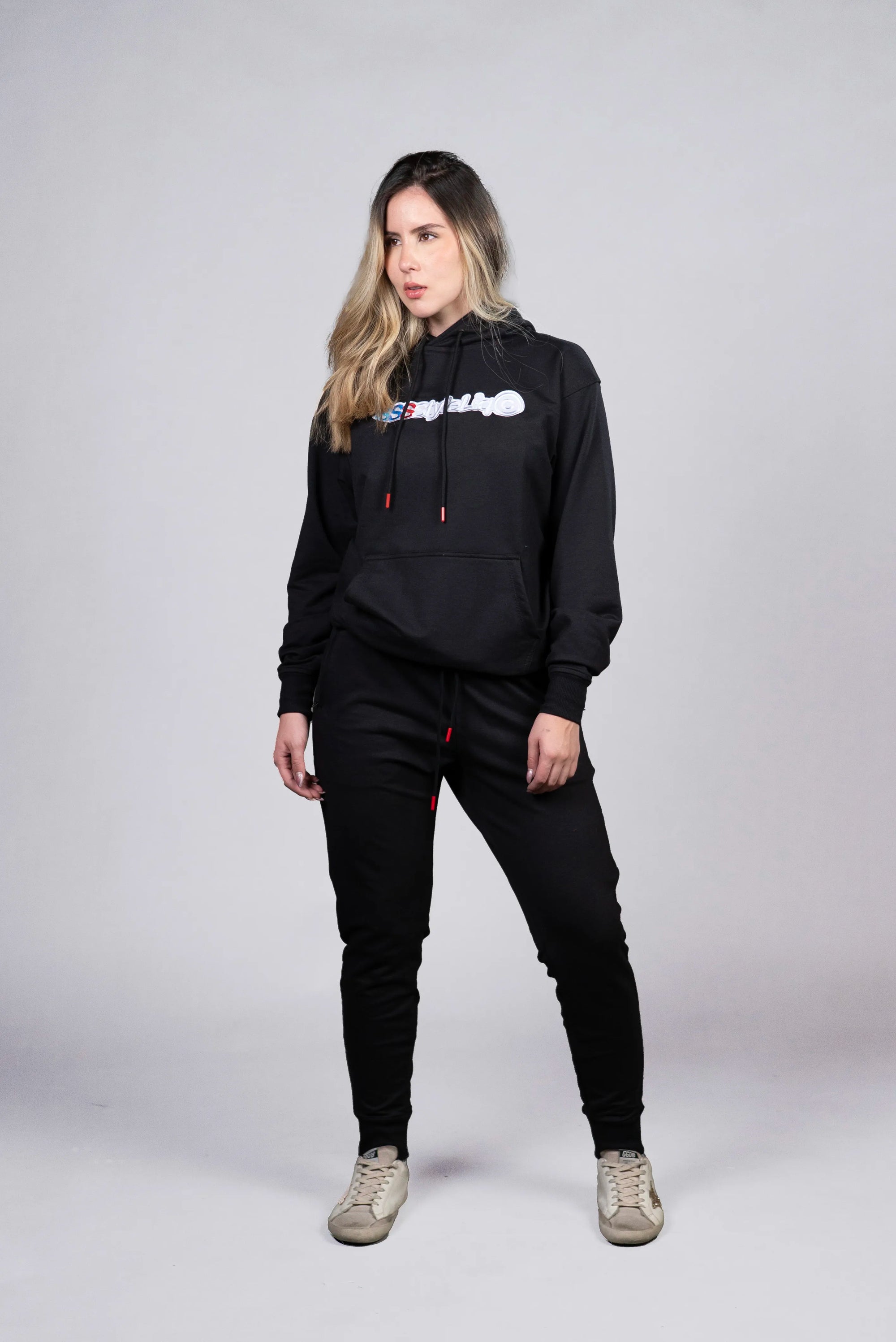 Hoodie Negro con Estampado y Detalles en Rojo (Mujer)