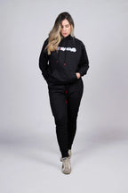 Hoodie Negro con Estampado y Detalles en Rojo (Mujer)