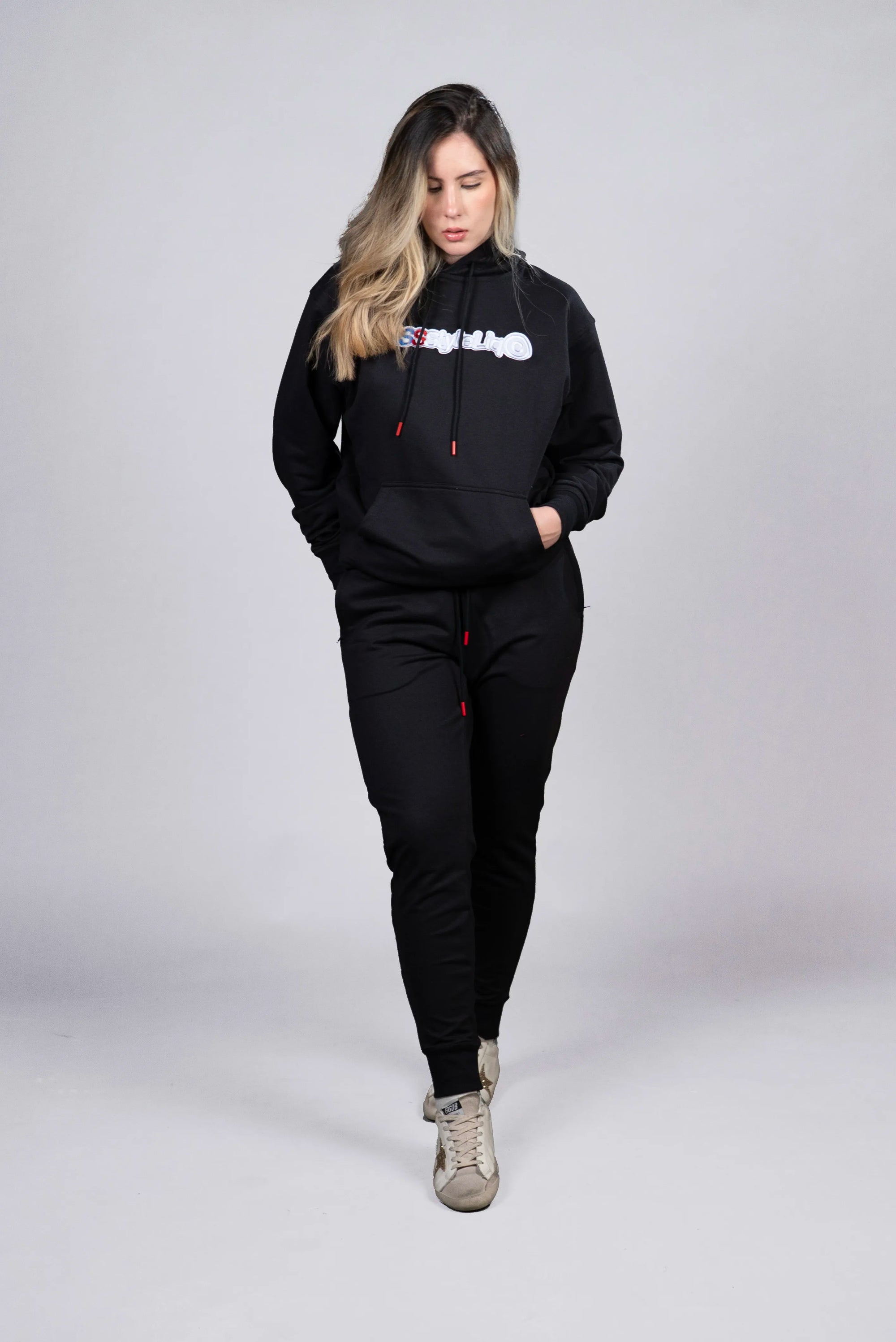 Hoodie Negro con Estampado y Detalles en Rojo (Mujer)